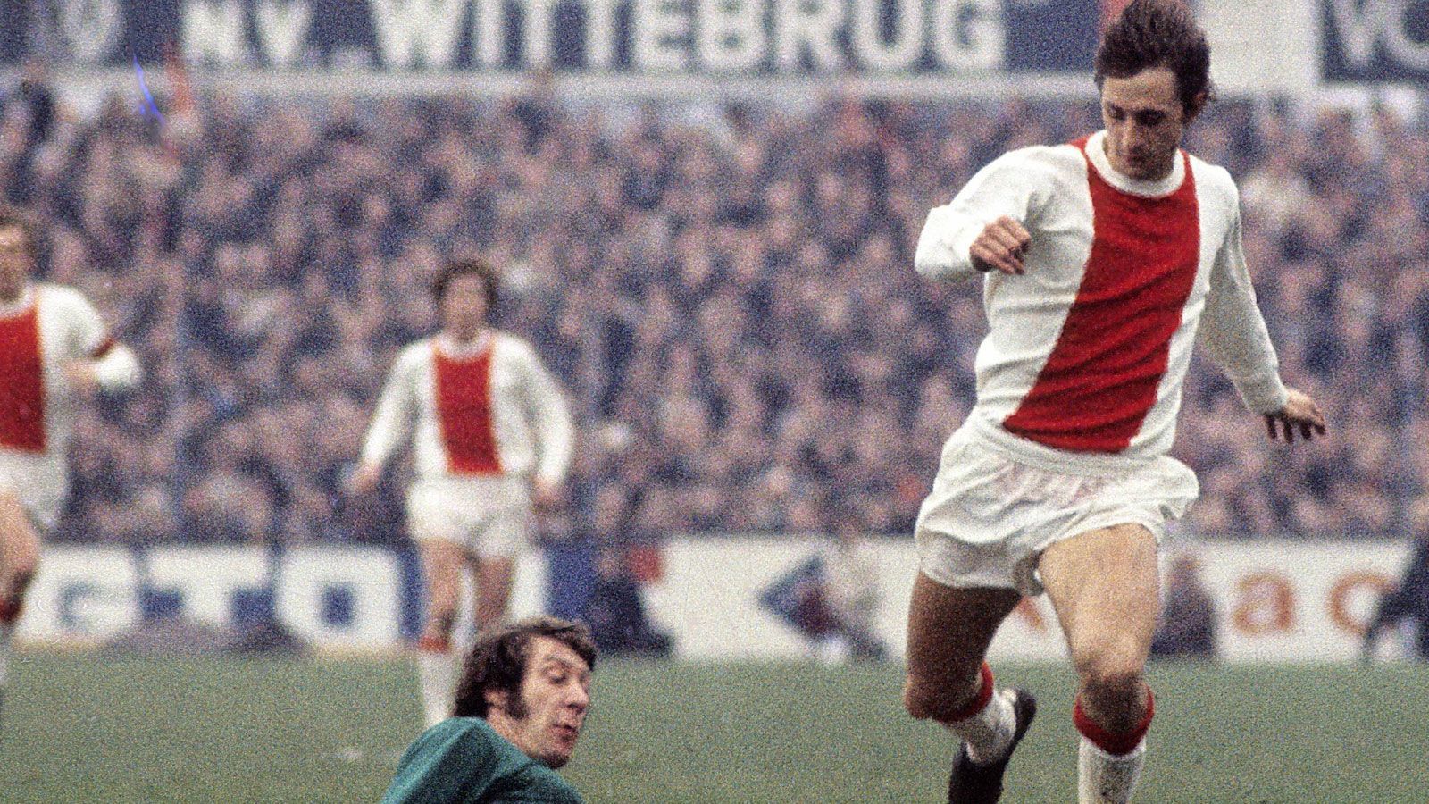 
                <strong>Das ist Bayern-Gegner Ajax Amsterdam</strong><br>
                Auch international backt Ajax sehr viel kleinere Brötchen als früher. Ein Blick in die Vergangenheit zeigt aber nicht nur Weltstars wie Johan Cruyff oder Johan Neeskens und den dreimaligen Triumph im damaligen Landesmeisterwettbewerb (1971 bis 1973), sondern auch eine überaus erfolgreiche "Ajax-Schule", aus der Stars wie Marco van Basten, Dennis Bergkamp, Clarence Seedorf, Patrik Kluivert oder Edgar Davids stammen. Um nur ein paar zu nennen.
              