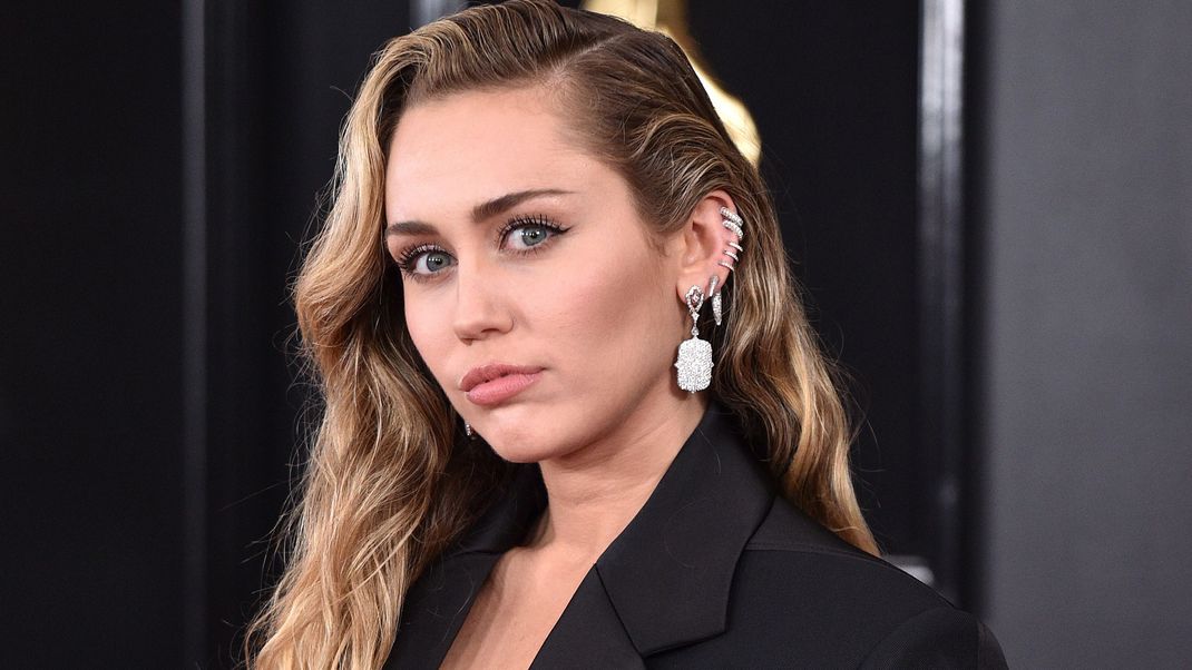 Miley Cyrus hatte es in ihrer Kindheit alles andere als leicht, wie sie nun offen zugibt. Alle Infos dazu gibt es hier.