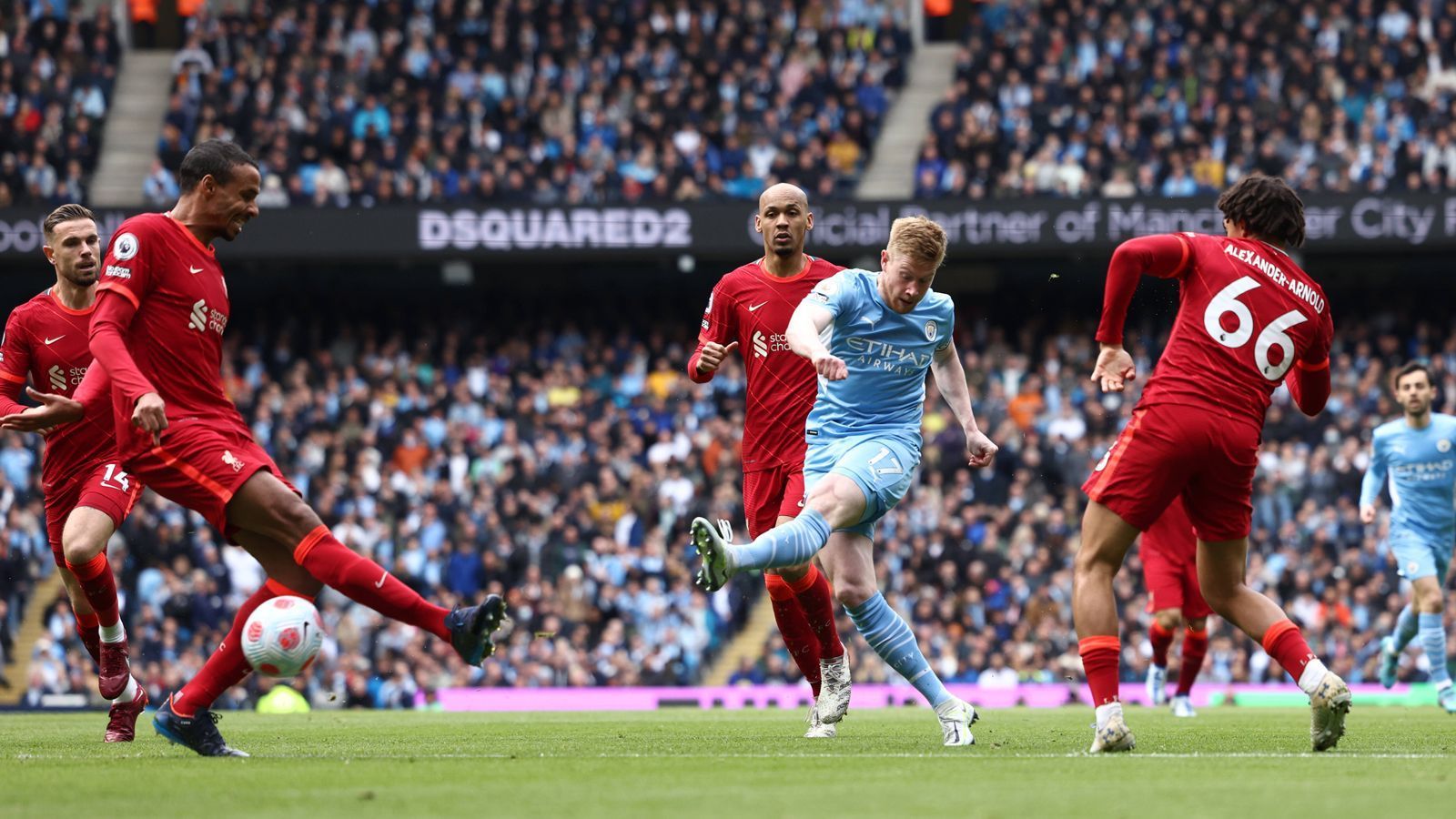 
                <strong>Schnelle Führung</strong><br>
                Doch City bleibt dran! Kevin de Bruyne bekommt nach einem schnell ausgeführten Freistoß von Rodrigo den Ball und zieht kurz nach der Großchance mit links aus 20 Metern einfach mal ab. Der Ball wird von Joel Matip abgefälscht und schlägt neben dem Pfosten ein: 1:0 City.
              