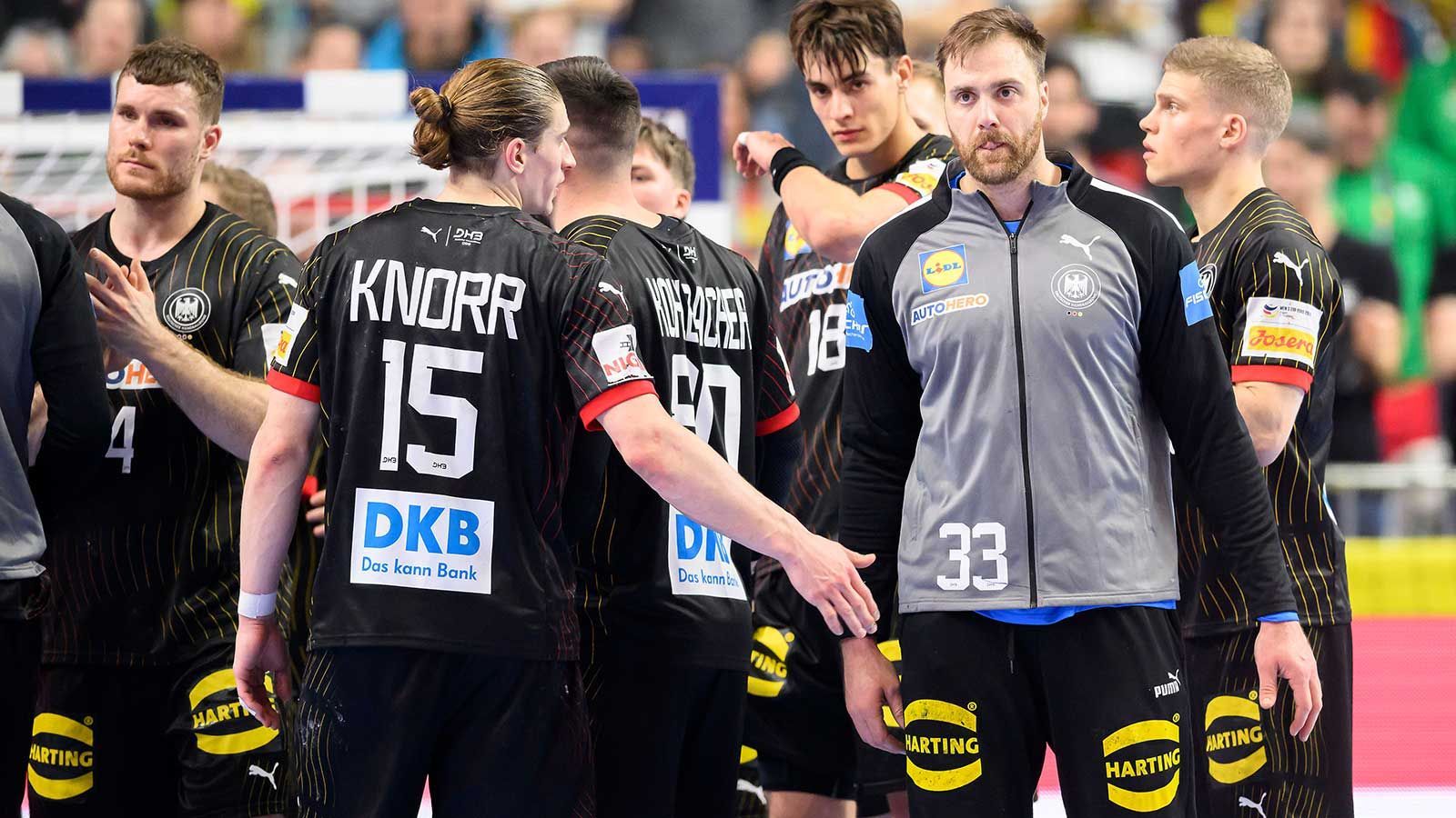 <strong>Turnier-Noten für DHB-Stars: Eine 1 und eine große Überraschung</strong>
<br>Die deutschen Handballer haben die Heim-EM auf dem vierten Platz beendet. Von neun Spielen verlor die DHB-Auswahl vier und gewann ebenso viele. Während Juri Knorr durch Himmel und Hölle ging, glänzten zwei DHB-Stars fast das gesamte Turnier über. Ein Reservist ist hingegen der größte Gewinner der EM. Die deutschen Spieler in der Turnier-Einzelkritik.