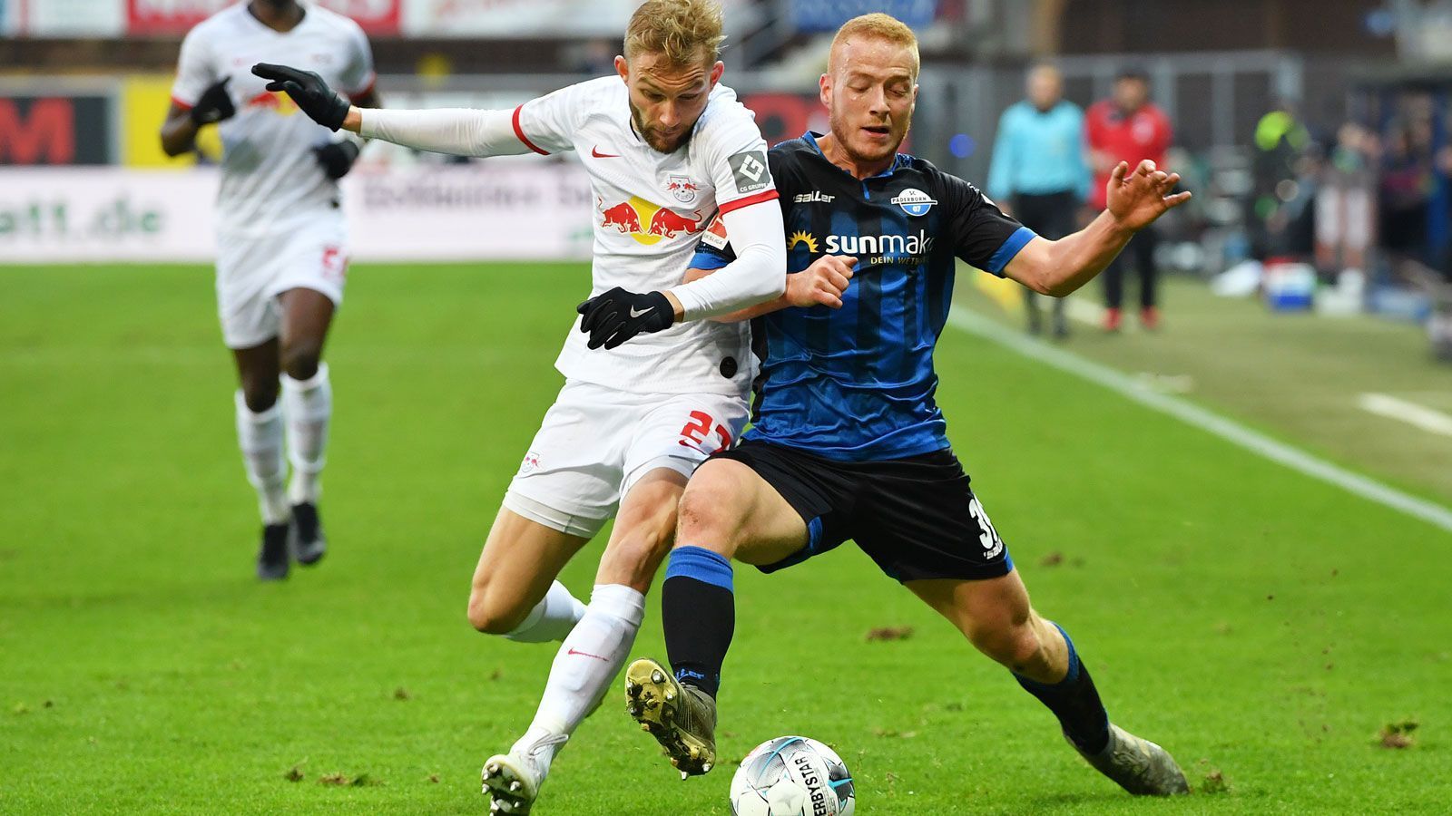 
                <strong>RB Leipzig (58 Punkte, +43 Tore) - SC Paderborn (19 Punkte, -29 Tore)</strong><br>
                Samstag, 15:30 Uhr (im Liveticker auf ran.de und in der App)Bilanz nach der Zwangspause: U-S-U-S vs. U-U-U-NDie Roten Bullen stehen vor der unangenehmen Pflichtaufgabe, können sich jedoch angesichts der direkten Verfolger aus Mönchengladbach und Leverkusen keinen Ausrutscher leisten. Sonst könnte der CL-Platz schnell futsch sein. Das Schlusslicht dagegen würde das kleine Fünkchen Hoffnung auf die Rettung wohl nur mit einem Dreier am Leben halten. Schon jetzt fehlen acht Zähler zum Relegationsplatz.
              