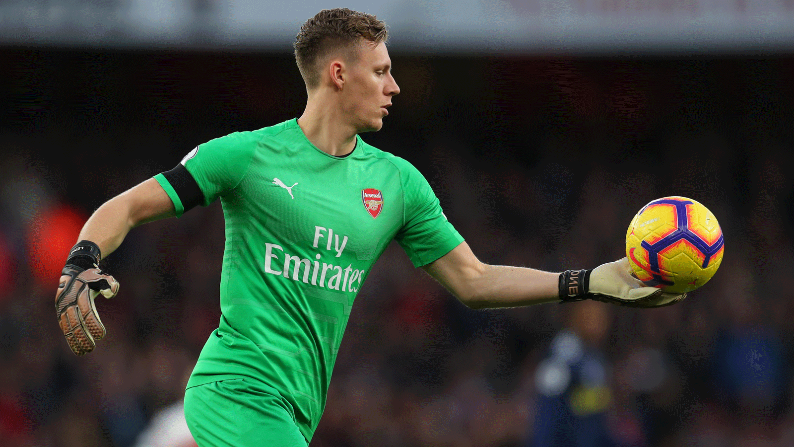 
                <strong>Bernd Leno (FC Arsenal)</strong><br>
                Bernd Leno ist eine der wenigen Konstanten in der schwachen Mannschaft von Trainer Mikel Arteta. Der FC Arsenal spielt bisher eine desaströse Hinserie, hat bereits acht Spiele verloren. Leno wird von seinen Vorderleuten oft im Stich gelassen. In der Tabelle müssen die Blicke nach unten gehen: Vom ersten Abstiegsplatz sind die Gunners nur noch vier Punkte entfernt, zudem warten die Mannschaft seit sieben Spielen auf einen Sieg (fünf Niederlagen). Dennoch verhinderte der Keeper immer wieder Schlimmeres. Leno blieb in seinen 14 Premier-League-Einsätzen meistens ohne Fehler und spielte dreimal zu Null.ran.de Note 3
              
