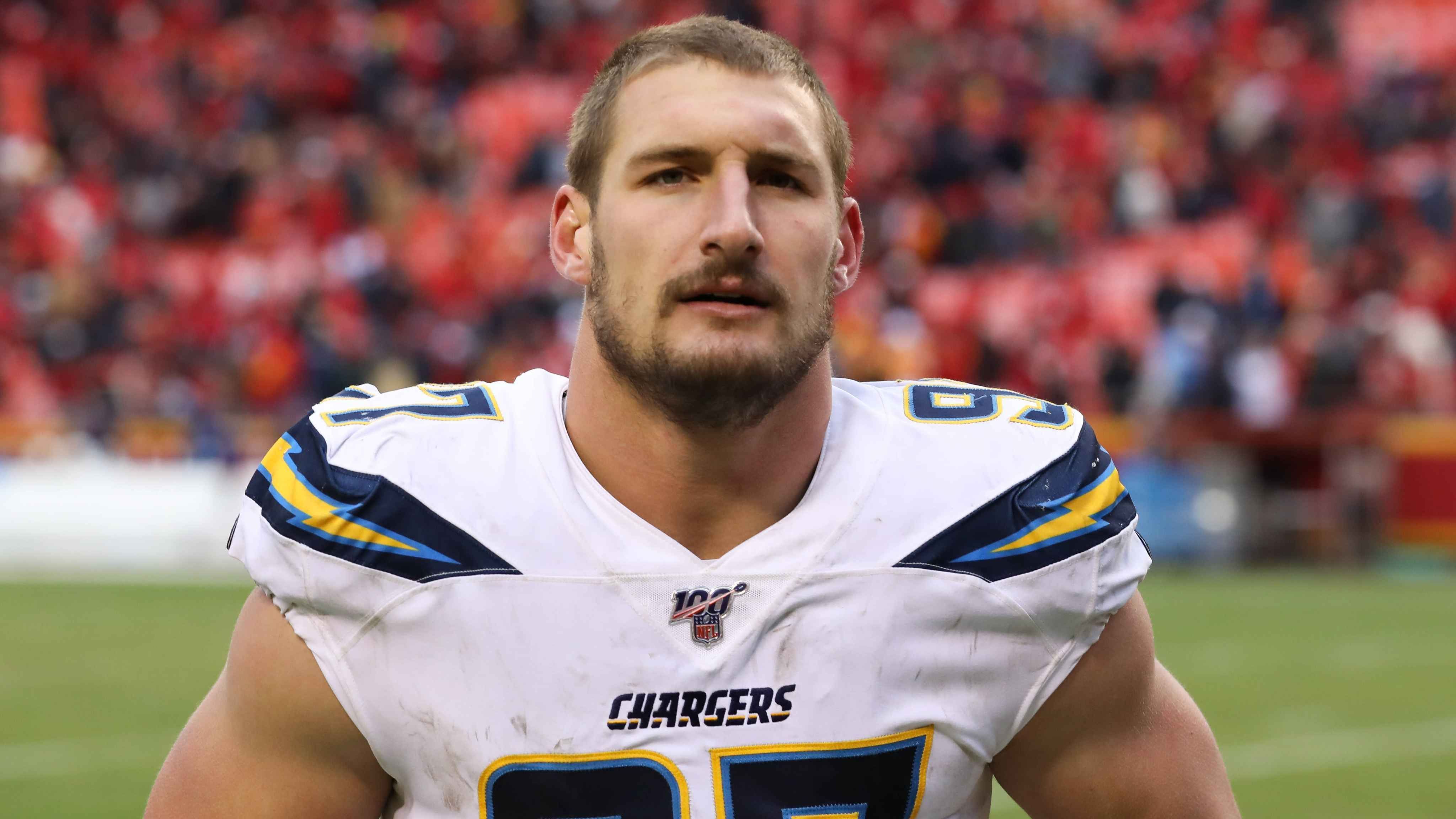 
                <strong>Joey Bosa unterschreibt Mega-Vertrag</strong><br>
                Seit vergangener Woche ist es offiziell: Defense-Star Joey Bosa ist der neue Rekordhalter unter Verteidigern. Bei den Los Angeles Chargers erhält er einen neuen Mega-Vertrag. Dieser läuft über die kommenden fünf Jahre und hat ein Gesamtvolumen von 135 Millionen US-Dollar. Satte 78 Millionen US-Dollar sind ihm bereits mit der Unterschrift garantiert. ran.de präsentiert die Zahlen des Monster-Vertrages für die jeweiligen Saisons.
              