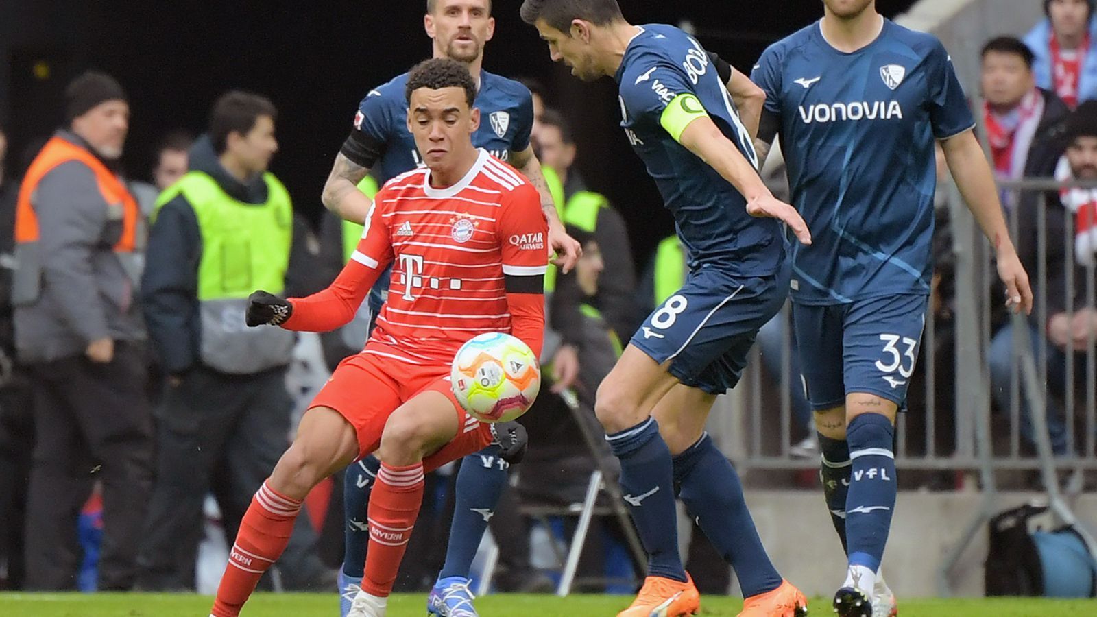 
                <strong>Jamal Musiala</strong><br>
                Der Youngster agiert wie schon zuletzt etwas defensiver auf der Position vor Goretzka. Tut sich aber zunächst schwer, weil ihm die aggressiven Bochumer immer wieder auf den Füßen stehen. Nach dem Wechsel besser, bereitet das 2:0 herrlich vor. Bekommt dann nach 59 Minuten eine schöpferische Pause. ran-Note: 3
              