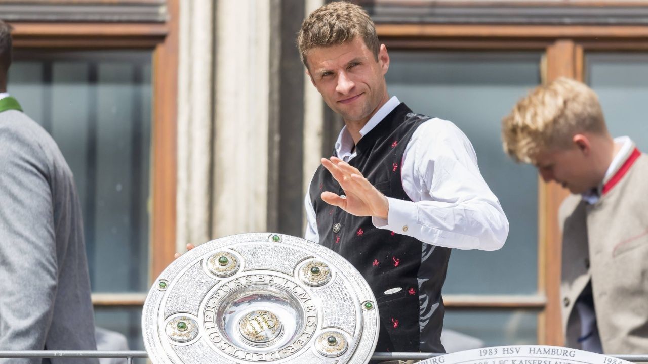 
                <strong>Schalen-Hamster Thomas Müller</strong><br>
                Thomas Müller präsentierte den Fans auf dem Münchner Marienplatz bereits achtmal die Meisterschale. In dieser Kategorie steht lediglich Franck Ribery mit neun gewonnenen Meisterschaften vor ihm. Einschätzung: Dass der FC Bayern einschließlich dieser Saison bis 2023 noch zweimal Meister wird, ist nicht das unwahrscheinlichste Szenario. Mit zehn Meistertiteln würde Müller dann über allen anderen thronen. Aber Vorsicht: David Alaba hat ebenfalls bereits acht Meisterschaften gesammelt und ist drei Jahre jünger als Müller.
              