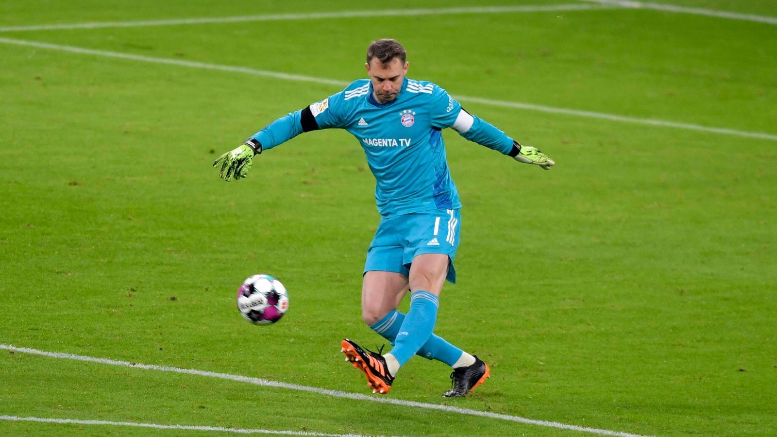 
                <strong>Manuel Neuer</strong><br>
                Seltsames Spiel für den FCB-Kapitän. In Durchgang eins quasi beschäftigungslos, muss lediglich nach einer guten halben Stunde eine Hereingabe wegfausten. In Halbzeit zwei teilweise ordentlich unter Beschuss, weil Augsburg aber keinen einzigen Abschluss auf den Kasten bringt, bleibt Neuer komplett ohne Parade. Seine 196. Weiße Weste bedeutet die Egalisierung von Oliver Kahns Bundesligarekord. ran-Note: 3
              