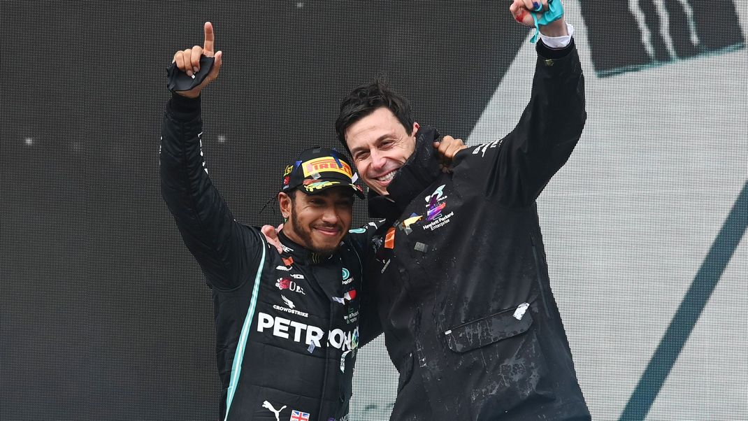 Lewis Hamilton und der Mercedes-Motorsportchef Toto Wolff.