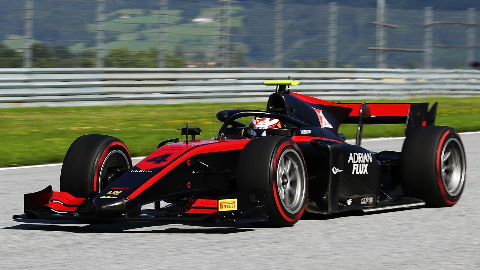 
                <strong>Callum Ilott</strong><br>
                Team: UNI-Virtuosi-RacingAlter: Nationalität: GroßbritannienDer junge Brite ist Teil der Ferrari Driver Academy und hat durch sein F2-Team einen der stärksten Boliden der Serie. Ilott zeigt in vielen Ansätzen sein Potenzial, muss jedoch seine Race Pace erhöhen, um den nächsten Schritt zu machen. Er ist immer für eine Überraschung gut, muss diese positiven Leistungen nur konstant halten, um sich für Höheres zu empfehlen. Mit Guanyu Zhou hat er einen ernsthaften Rivalen zum Teamkollegen, den es zu schlagen gilt.
              