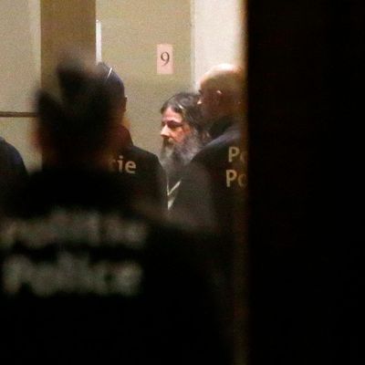 Der Kindermörder Marc Dutroux auf dem Weg in den Justizpalast in Brüssel