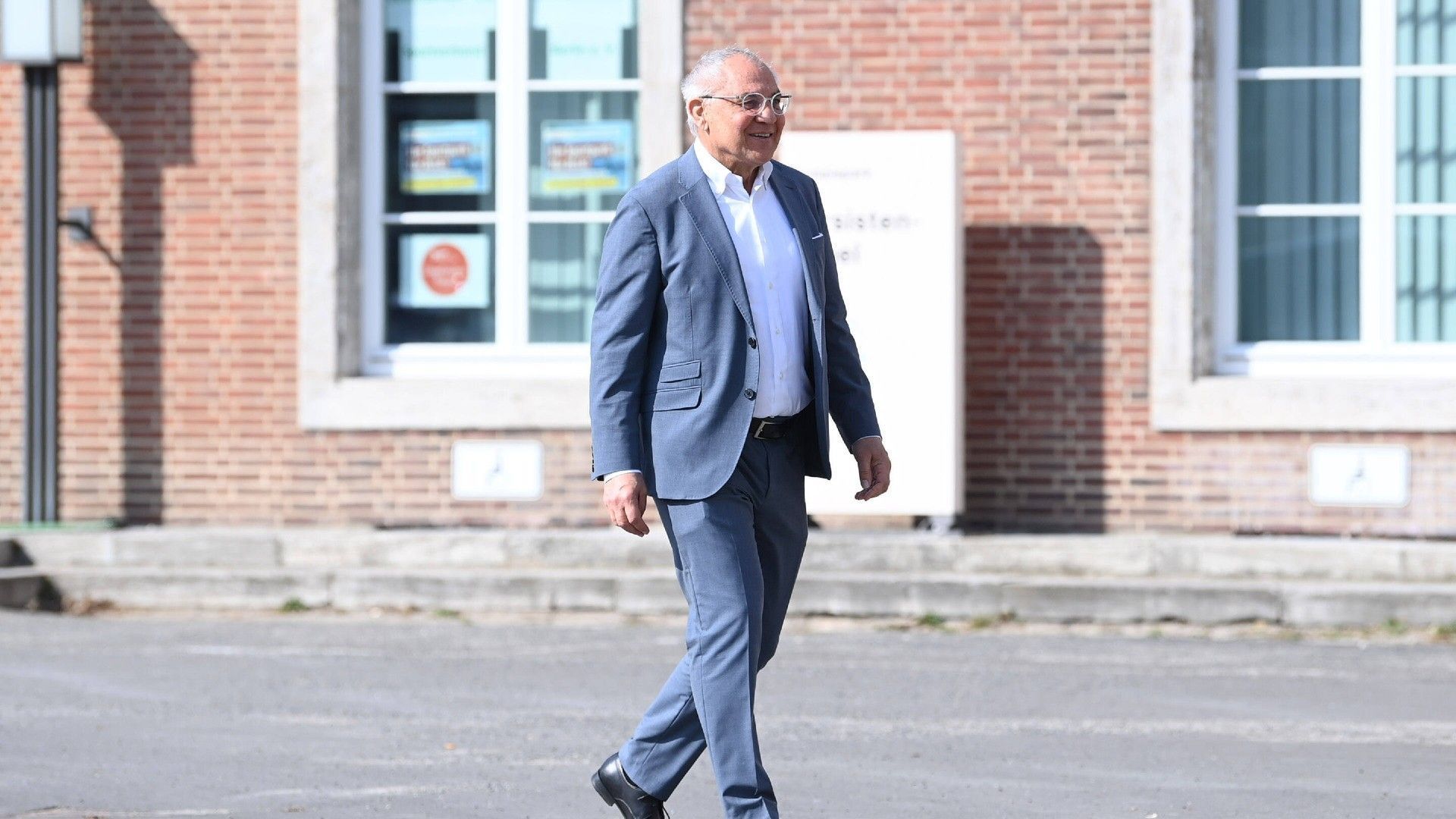 
                <strong>13. März 2022</strong><br>
                Mit einem Paukenschlag regelt die Hertha Korkuts Nachfolge. Der 68-Jährige Felix Magath wird aus dem Fußball-Ruhestand zurückgeholt und soll die Alte Dame in der Bundesliga am Leben erhalten. Acht Spiele bleiben dem gebürtigen Franken, um die Berliner zu retten. Das erste gewinnt er mit 3:0 gegen die TSG Hoffenheim, auch wenn er wegen einer Corona-Infektion nicht selbst auf der Bank sitzen kann.
              