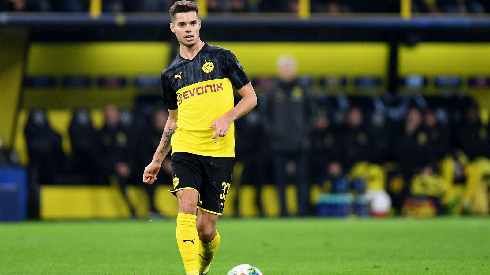 
                <strong>Julian Weigl</strong><br>
                Schwimmt gegen wuselige und zielstrebige Italiener in der ersten Halbzeit in einigen Szenen, hat Mühe, Ruhe in das Spiel zu bringen. Das gelingt ihm in der zweiten Halbzeit viel besser, denn da kann sich Inter quasi nicht mehr entfalten. ran.de-Note: 3
              