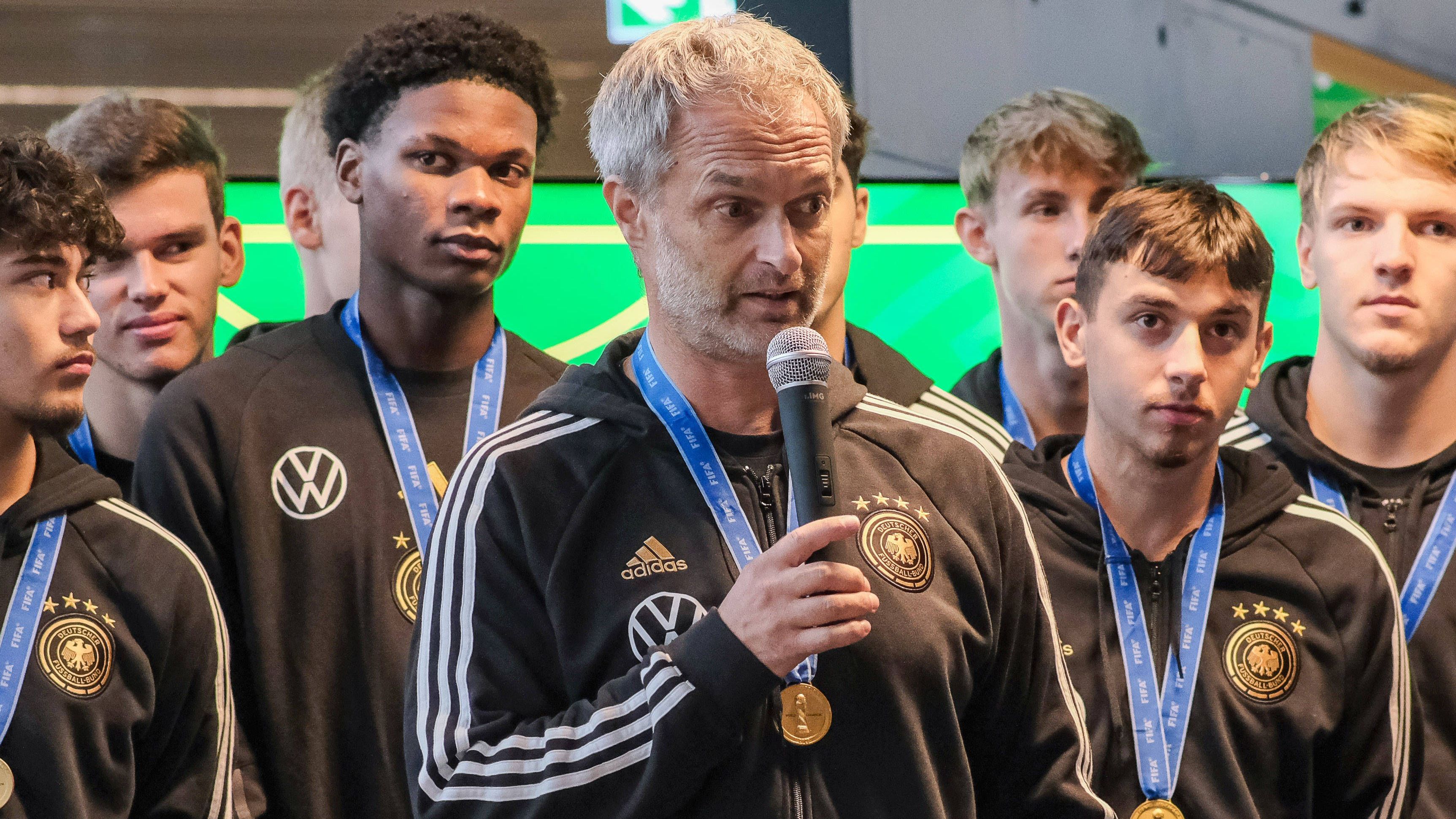 <strong>Ansprache von Weltmeister-Trainer Wück</strong><br>Beim Empfang in Frankfurt hielt Christian Wück, Coach der deutschen U17, eine kurze Ansprache. "Ich glaube, die Freude wird in den nächsten Tagen aber noch größer werden. Es ist etwas Einmaliges, was wir da erreicht haben", sagte der 50-Jährige. Er führte die U17 zuvor auch schon zum EM-Titel.