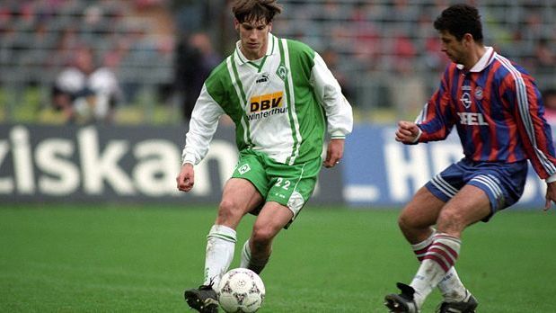 <strong>Torsten Frings (Zentrales Mittelfeld)</strong><br>
                Torsten Frings wechselte von ganz vorne nach hinten. Werder Bremen verpflichtete Frings in der Winterpause 1996/97 als Stürmer. Nach fünf Toren in zweieinhalb Jahren beorderte Thomas Schaaf Frings ins Mittelfeld und auf die Rechtsverteidigerposition.
