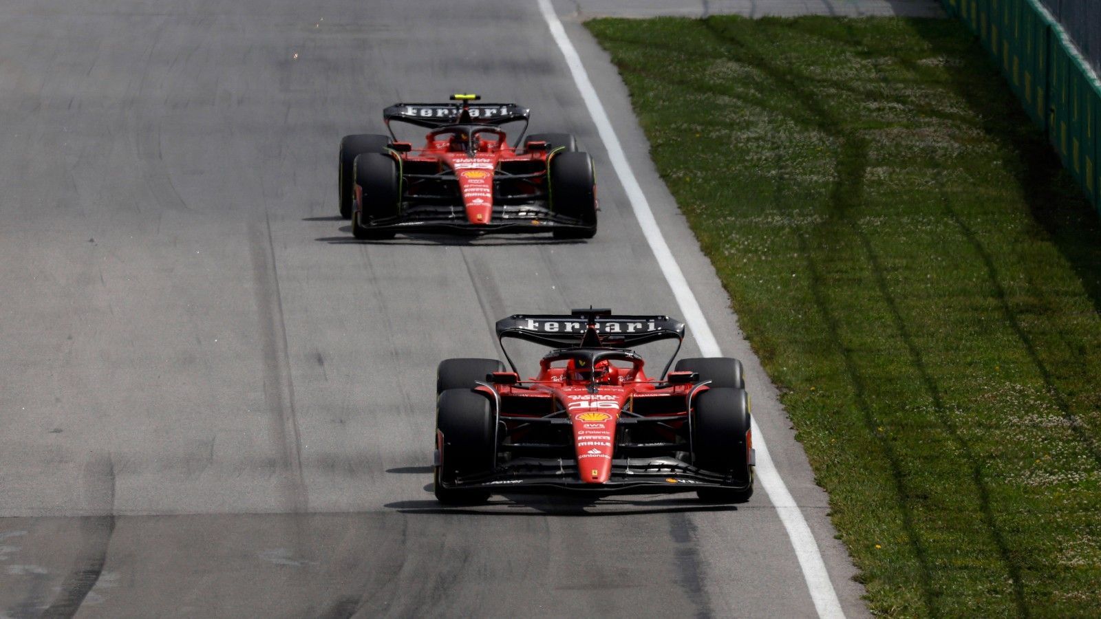 
                <strong>Gewinner: Ferrari</strong><br>
                Acht Rennen sind inzwischen absolviert und endlich erwacht auch die Scuderia. Neben den wichtigen Plätzen vier und fünf für Charles Leclerc und Carlos Sainz machte vor allem die Performance der Roten Hoffnung. In Sachen Strategie wurde der Kanada-GP, entgegen vieler anderer Rennen zuvor, taktisch gut bewältigt. Während der Safety-Car-Phase auf Boxenstopps zu verzichten, erwies sich als richtige Entscheidung. Auch in Sachen Reifenverschleiß zeigten sich deutliche Verbesserungen. Red-Bull-Motorsportkonsulent Helmut Marko benannte die Scuderia im Interview mit "ServusTV" im Anschluss sogar als größten Gegner. "Gott sei Dank ist Ferrari von so weit hinten gestartet, denn die waren auf beiden Reifen eigentlich die Schnellsten", konstatierte er. Balsam für die geschundene Ferrari-Seele.
              
