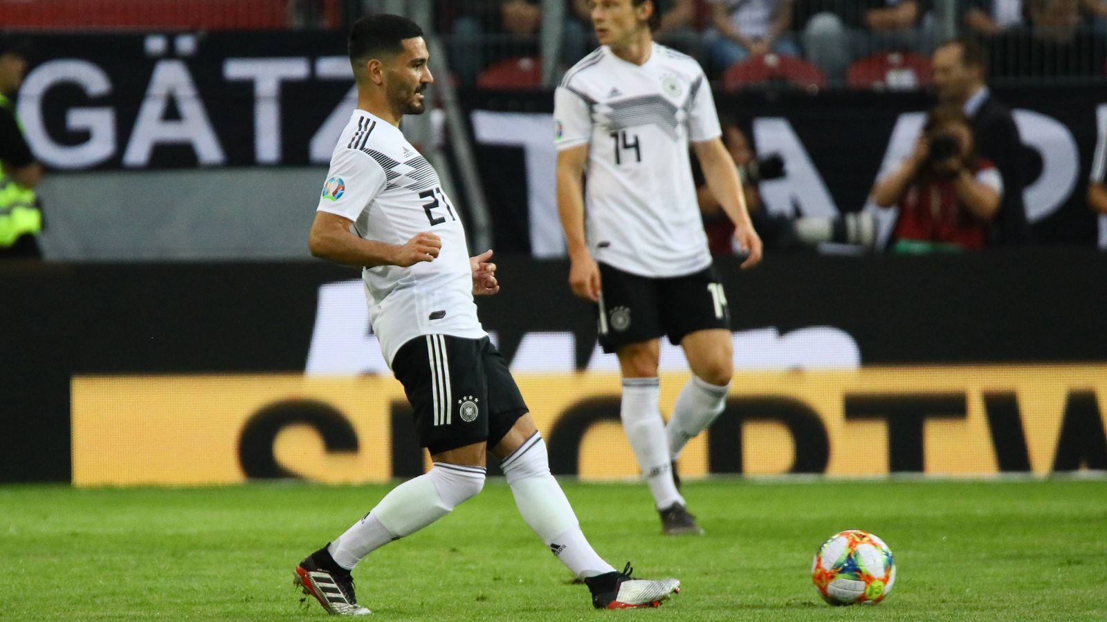 
                <strong>Ilkay Gündogan</strong><br>
                Ob nun mit hohen Bällen über die Fünferkette oder mit scharfen Pässen durch die Schnittstellen: Wie er die Abwehr der Gäste aushebelt und seziert, ist eine wahre Augenweide. Ist so oft der Vorlagengeber zur Torvorlage, ist präsent und präzise. Sein verwandelter Foulelfmeter ist der verdiente Lohn unter eine ganz starke erste Halbzeit. Wird kurz nach der Halbzeit ausgewechselt. ran-Note: 1
              