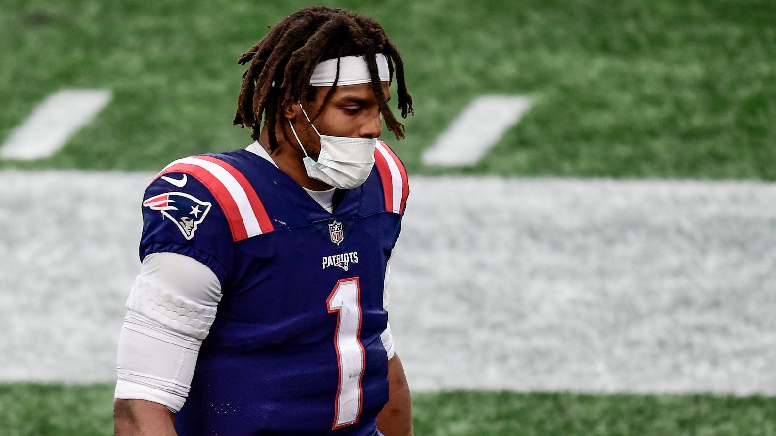 
                <strong>Quarterback</strong><br>
                Der Vertrag von Cam Newton ist ausgelaufen und vieles deutet auf einen Abschied hin. Die Patriots haben im Draft nur den 15. Pick, die besten Signal Caller werden da wohl vom Board sein. Dementsprechend wird Bill Belichick aller Voraussicht nach wieder einen Quarterback auf dem freien Markt verpflichten müssen. Jarrett Stidham steht zwar noch unter Vertrag, doch der ehemalige Viertrunden-Pick konnte bei seinen Einsätzen nicht überzeugen. 
              