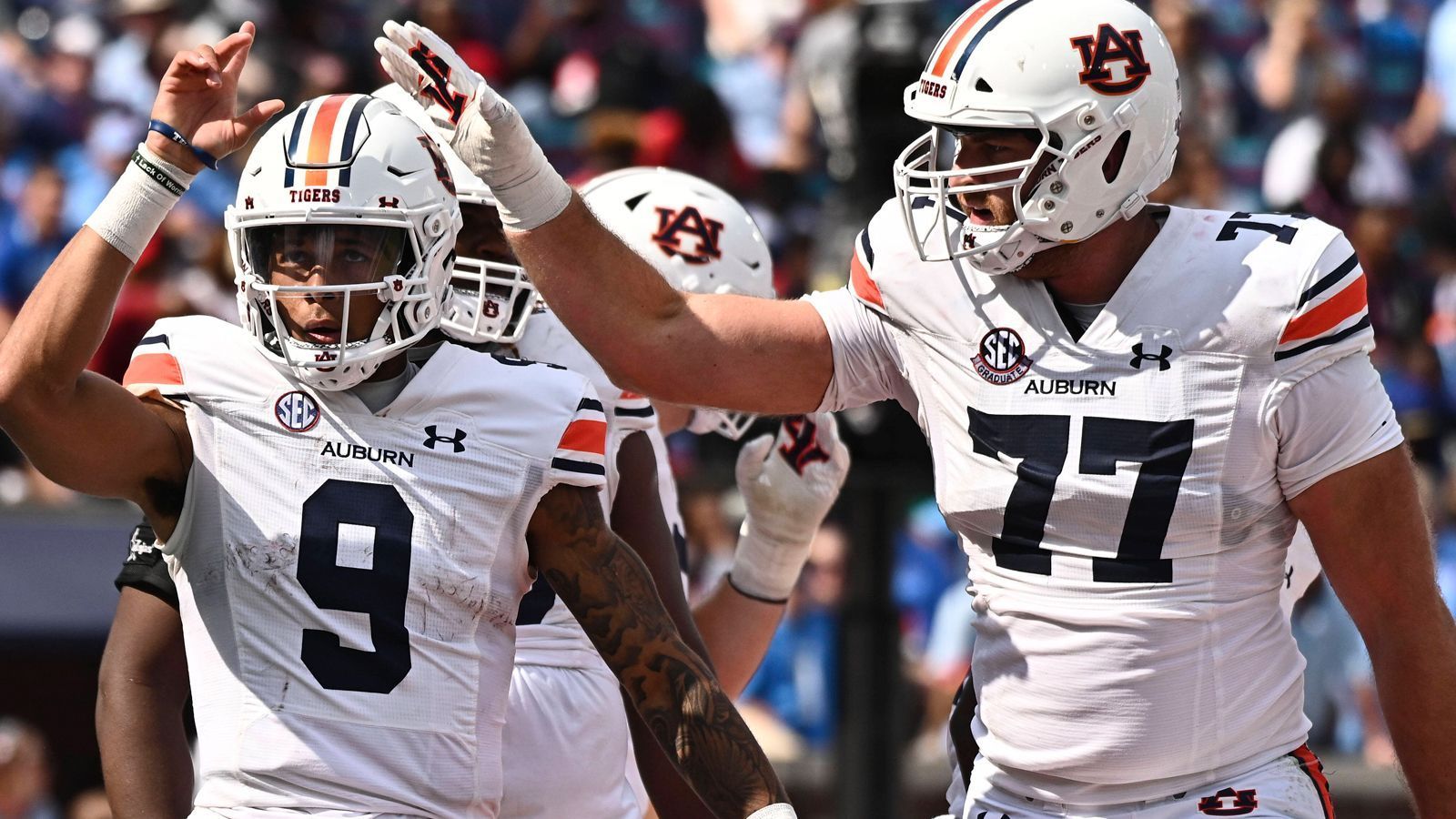 
                <strong>Kilian Zierer (Auburn)</strong><br>
                Kilian Zierer spielt mit der Nummer 77 als Starter in der Offensive Line von Auburn. Während der 23-Jährige in seiner ersten Saison 2020 aufgrund einer Verletzung nicht auf dem Spielfeld stand, war er 2021 Backup als Offensive Tackle. Sein Durchbruch gelang ihm im vergangenen Jahr, als Zierer als Left Tackle jedes einzelne Spiel für Auburn absolvierte.
              