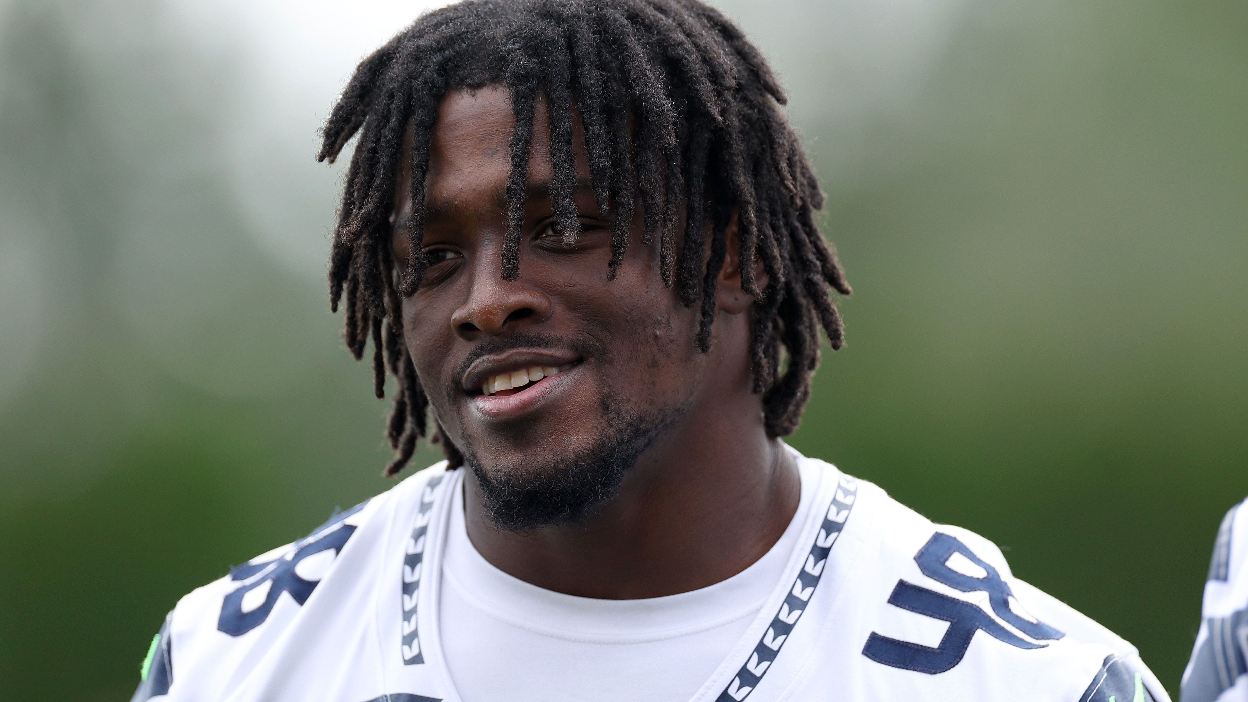 <strong>Seattle Seahawks: Tyrice Knight (Linebacker)</strong><br>Tyrice Knight war 2024 eine echte Überraschung für die Seahawks. Der Viertrundenpick startete neun Spiele, sammelte 88 Tackles, 1,5 Sacks und zehn Pressures. Mit Physis und Reichweite hat er gute Chancen, 2025 den Starter-Posten endgültig zu erobern und ein fester Baustein der neuen Seahawks-Defense zu werden.