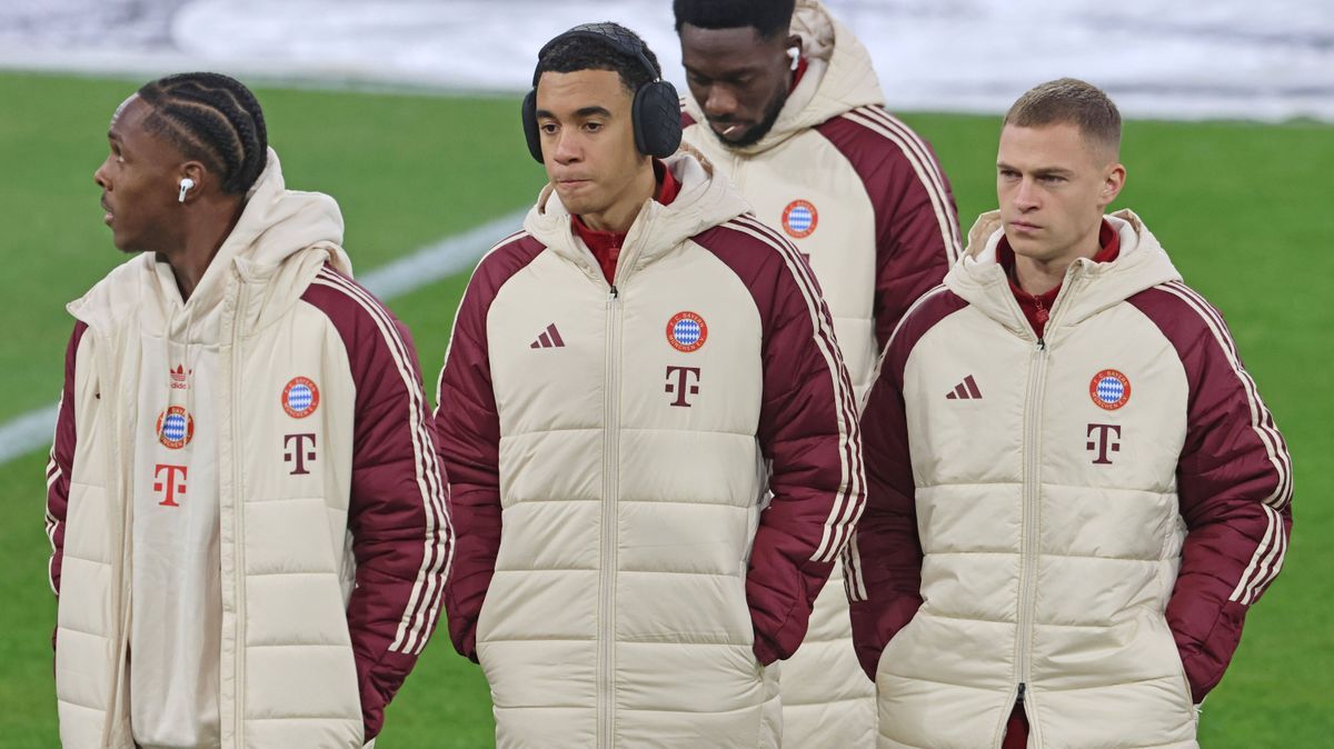 39 Mathys Tel, 42 Jamal Musiala, 19 Alphonso Davies, 6 Joshua Kimmich (FCB) Portraet, Portrait, Winterjacke, Hörer, Fussball FC Bayern München - Paris Saint-Germain UEFA Champions League 26.11.2024...