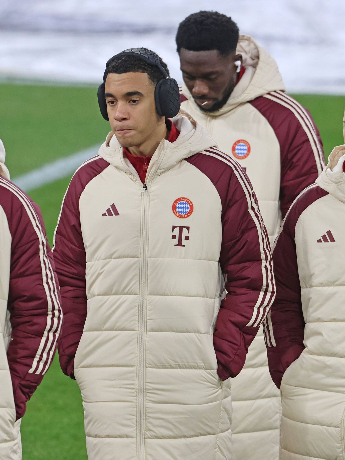 39 Mathys Tel, 42 Jamal Musiala, 19 Alphonso Davies, 6 Joshua Kimmich (FCB) Portraet, Portrait, Winterjacke, Hörer, Fussball FC Bayern München - Paris Saint-Germain UEFA Champions League 26.11.2024...