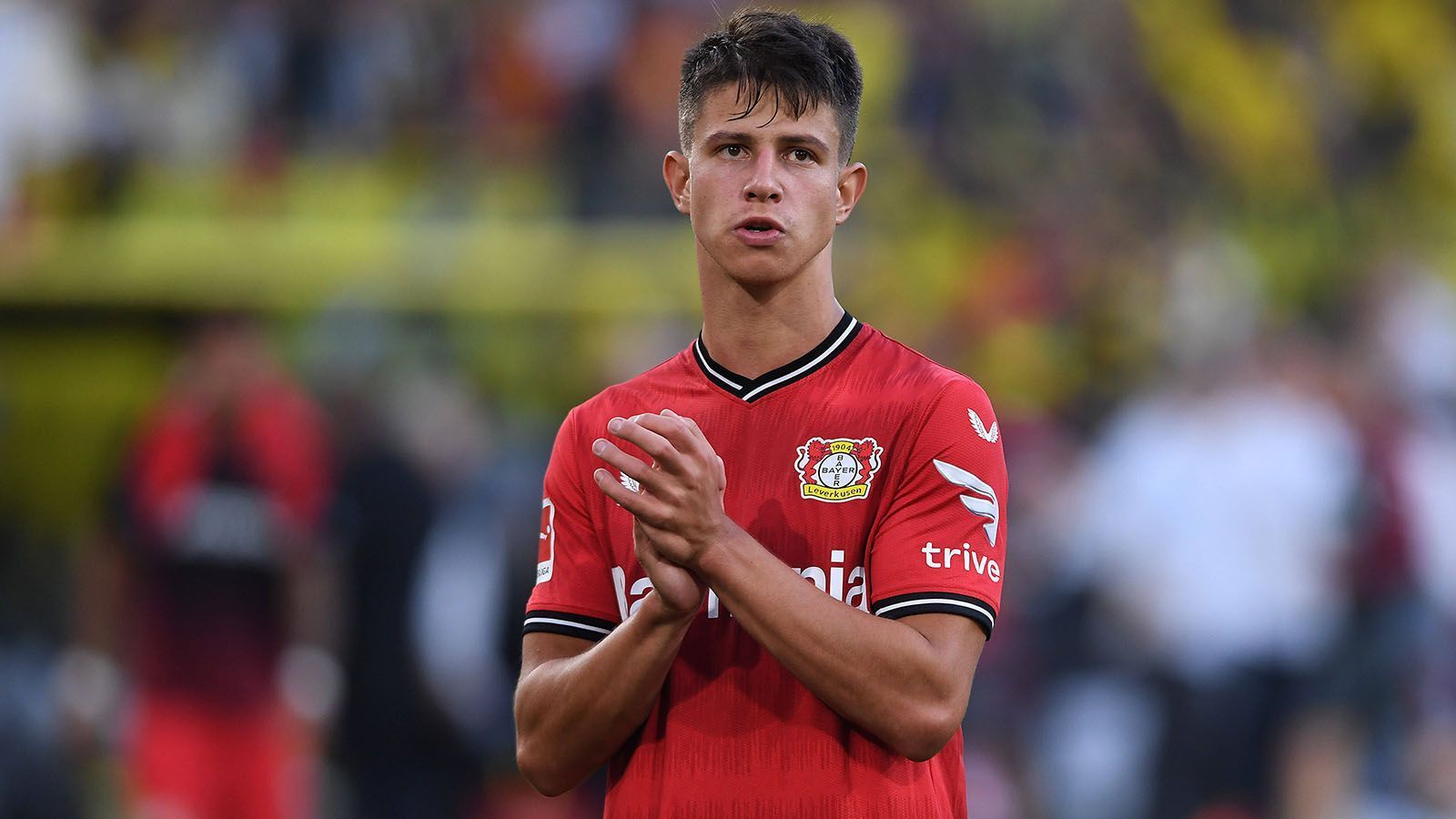 
                <strong>Bayer 04 Leverkusen</strong><br>
                Zugänge: Adam Hlozek (Sparta Prag), Callum Hudson-Odoi (FC Chelsea/Leihe), Joshua Eze (eigene Jugend), Nadiem Amiri (Genua CFC/Rückkehrer), Ayman Azhil (RKC Waalwijk)
              