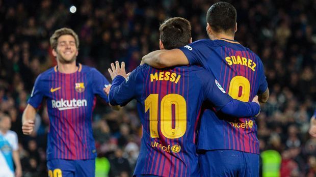 
                <strong>FC Barcelona (Spanien)</strong><br>
                In der Vorsaison musste Barcelona dem Erzrivalen Real Madrid in Liga und Champions League den Vortritt lassen. Doch nun schlagen die Katalanen zurück. In der Primera Division liegen Lionel Messi, Luis Suarez und Co. schon sechs Punkte vor Atletico Madrid auf Platz 1 - und noch wichtiger: elf Punkte vor Titelverteidiger Real. Einen Tag vorm Heiligen Abend kommt es dann zum Clasico in Madrid. Mit einem weiteren Barca-Sieg wären die Madrilenen wohl endgültig raus aus dem Titelrennen und der Weg für die noch ungeschlagenen Katalanen beinahe frei. 
              