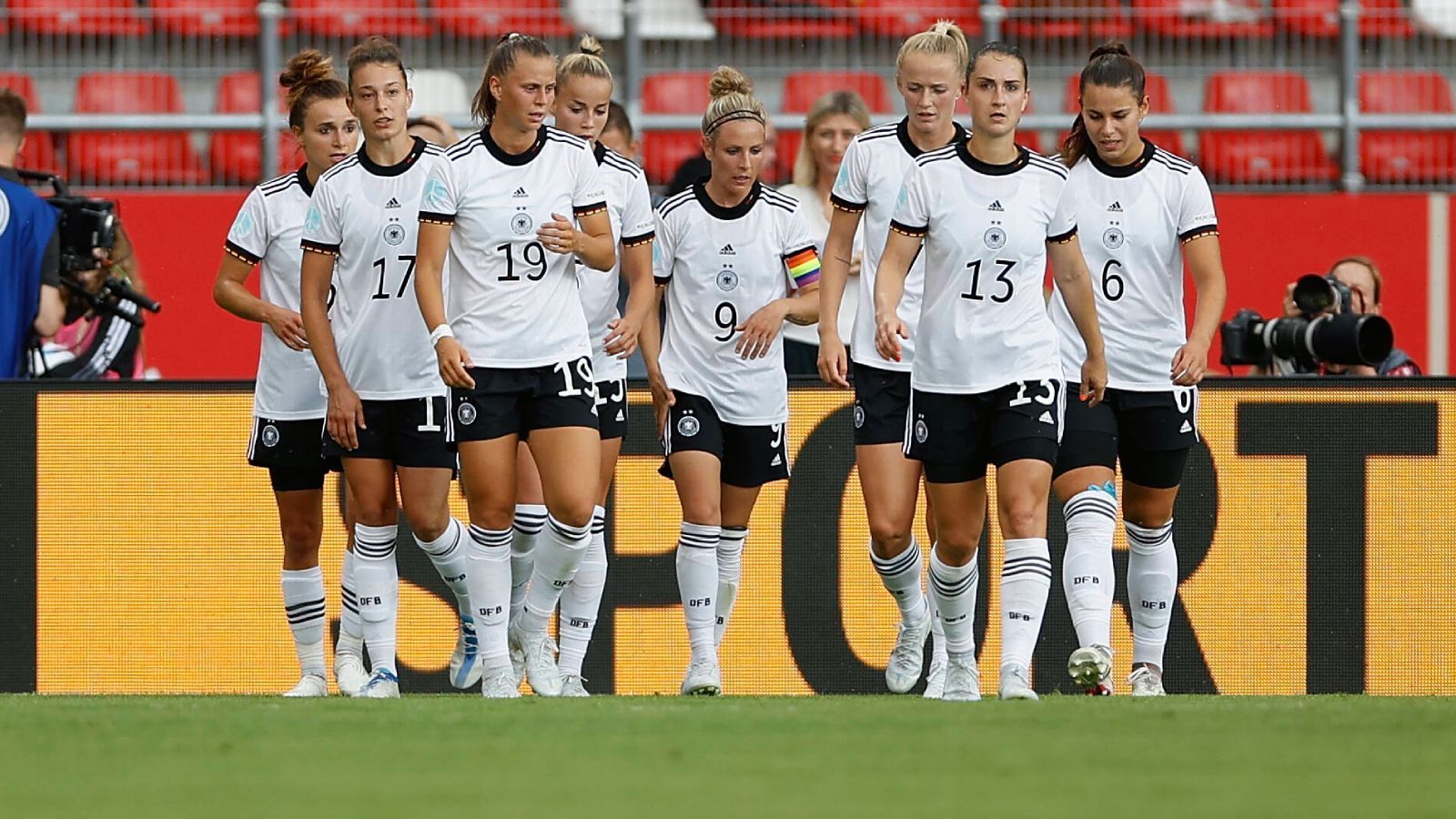 
                <strong>Der deutsche EM-Kader im Check</strong><br>
                Ab dem 6. Juli kämpfen 16 Teams bei der Europameisterschaft in England um die europäische Krone der Frauen. Dabei ist auch das deutsche Team nach einem Umbruch wieder einer der Favoriten. ran hat den deutschen Kader einem Check unterzogen und stellt ihn vor.
              