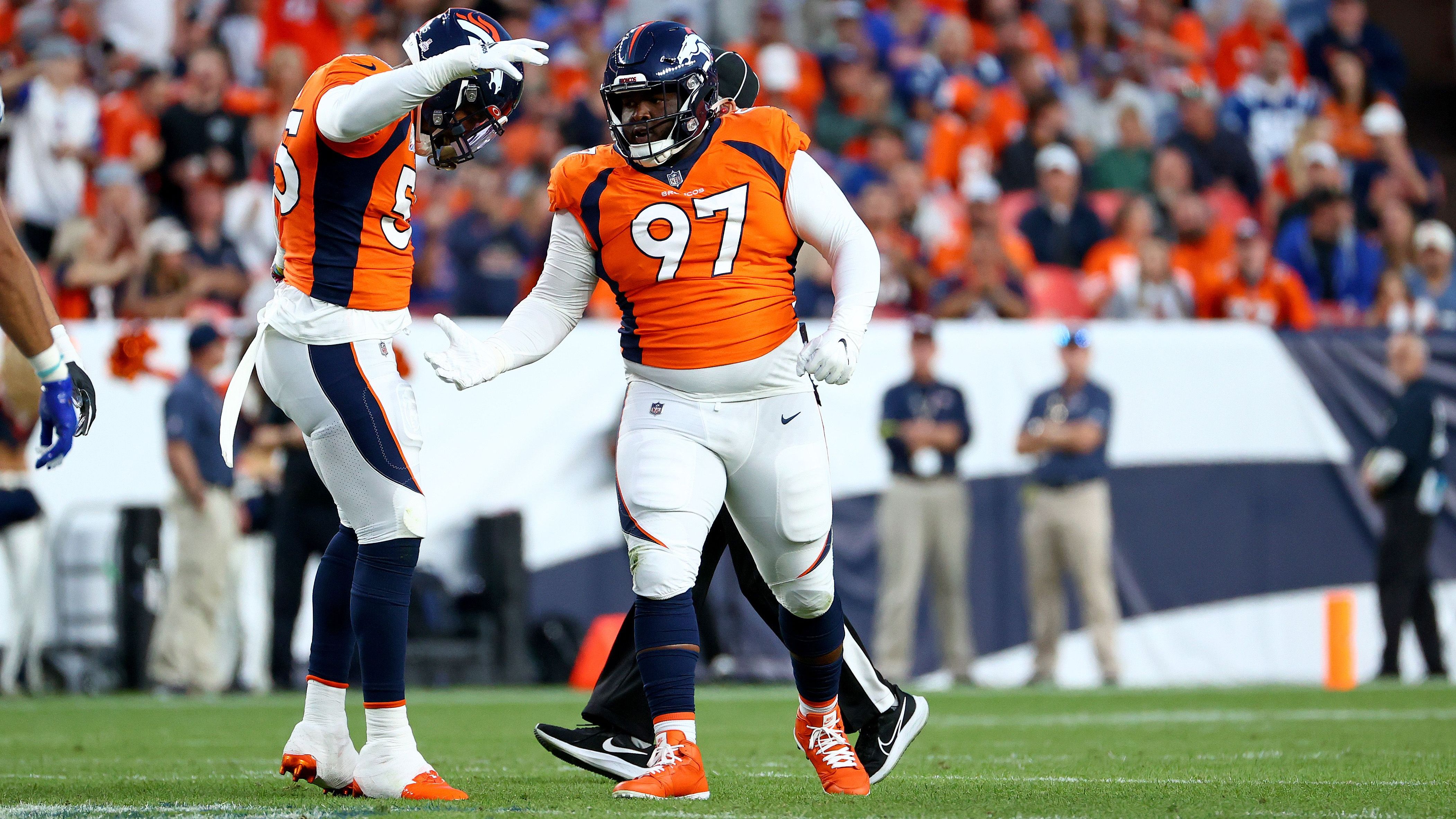 <strong>Denver Broncos: D.J. Jones (Defensive Tackle)<br></strong><strong>Vertragdetails</strong>: 3 Jahre, 39 Millionen US-Dollar<br>Der bullige Defensive Tackle macht seinen Job in der Laufverteidigung ordentlich. Als Pass Rusher ist D.J. Jones aber ziemlich ungefährlich. Bis zu 39 Millionen US-Dollar für die Dienste des 30-Jährigen erscheinen etwas überzogen.