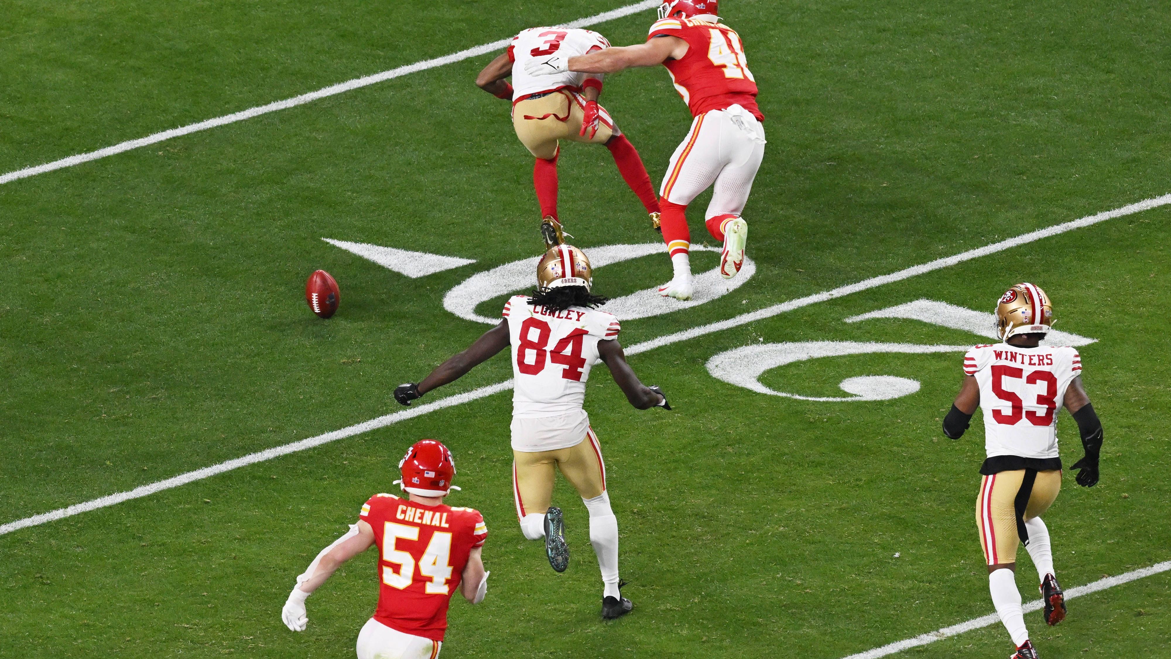 <strong>Verlierer: Darrell Luter</strong><br>Einen bösen Aussetzer erlaubte sich dagegen Darrell Luter (nicht im Bild). Der Rookie-Cornerback ließ das Ei nach einem Punt der Chiefs wegen einer Unaufmerksamkeit gegen sein Bein prallen, womit es frei spielbar war. KC griff in Person von Jaylen Watson zu und kam ein Play später zu seinem einzigen Touchdown in der regulären Spielzeit. Möglich machte das der Pechvogel, der in Draft-Runde fünf bei den 49ers gelandet war.