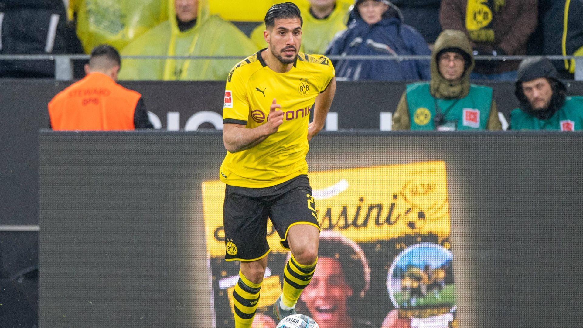 
                <strong>Emre Can, Deutscher Meister</strong><br>
                Bundesliga-Spiele/-Tore: 9/1 für Dortmund, 4/1 für die Bayern.  Can wechselte 2009 von der Jugend von Eintracht Frankfurt zur U17 der Münchner. Nach Auftritten in der U19 und der zweiten Mannschaft des FC Bayern debütierte Can am 13. April 2013 im Derby gegen den 1. FC Nürnberg in der Bundesliga. Im Spiel gegen den SC Freiburg erzielte er seinen einzigen Treffer im Bayern-Trikot. Nach insgesamt sieben Einsätzen für die Bayern-Profis und dem Gewinn der Deutschen Meisterschaft wechselte Emre Can im August 2013 zum Ligakonkurrenten Bayer Leverkusen. Nach weiteren Stationen beim FC Liverpool und Juventus Turin kam Can in der Winterpause 2019/20 zurück in die Bundesliga. Noch bis zum 30.06.2020 ist der defensive Mittelfeldspieler von Juventus ausgeliehen, zum 1. Juli wechselt der Nationalspieler dann für eine Ablöse von 25 MIllionen Euro (Quelle: transfermarkt.de) fest zu Borussia Dortmund.
              