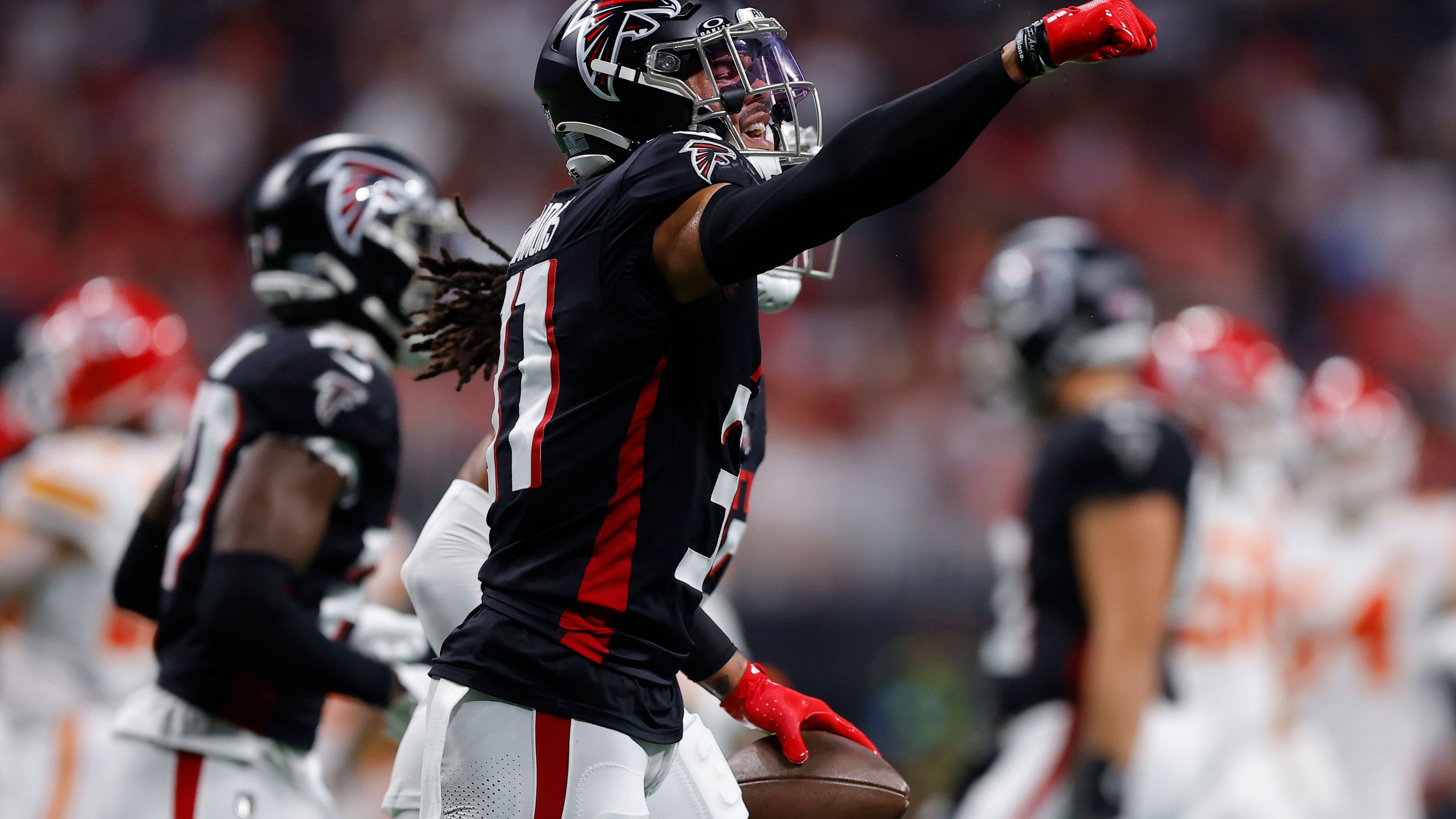 <strong>Justin Simmons (Free Agent)</strong><br>Zu Beginn seiner franchiselosen Zeit nannte Simmons die Philadelphia Eagles als das Wunschteam, bei dem er gerne landen würde. Der All-Pro ist immer noch ein Free Agent. "Er möchte seine zehnte NFL-Saison unbedingt in Philadelphia bestreiten," berichten Insider von "NFL Media". Der ehemalige Safety der Atlanta Falcons und Denver Broncos kennt zudem Defensive Coordinator Vic Fangio bestens. Er war sein Head Coach in Denver. So wie Christian Parker, der jetzt Defensive Back Coach bei den Eagles ist und auch bei den Broncos war. "Ich würde gerne wieder mit ihnen zusammenarbeiten," sagte der 31-Jährige im Podcast "Talkin' Ball".