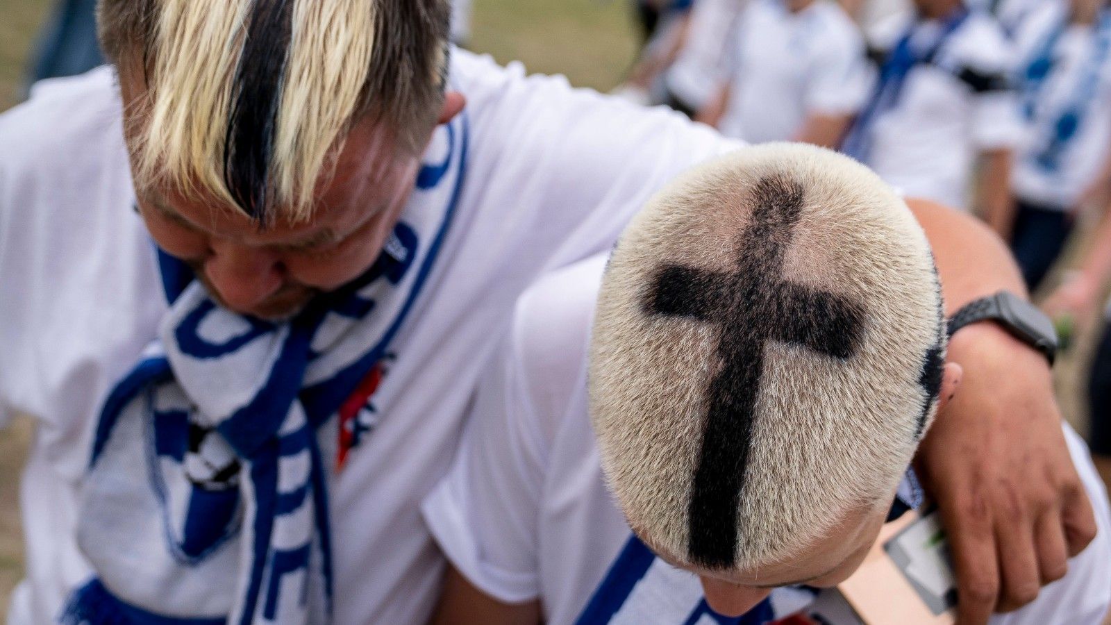 
                <strong>Finnlands Fans beeindrucken mit ihrer Haarpracht</strong><br>
                Auch finnische Fans sind in Kopenhagen vertreten - und das mit der passenden Haarpracht.
              