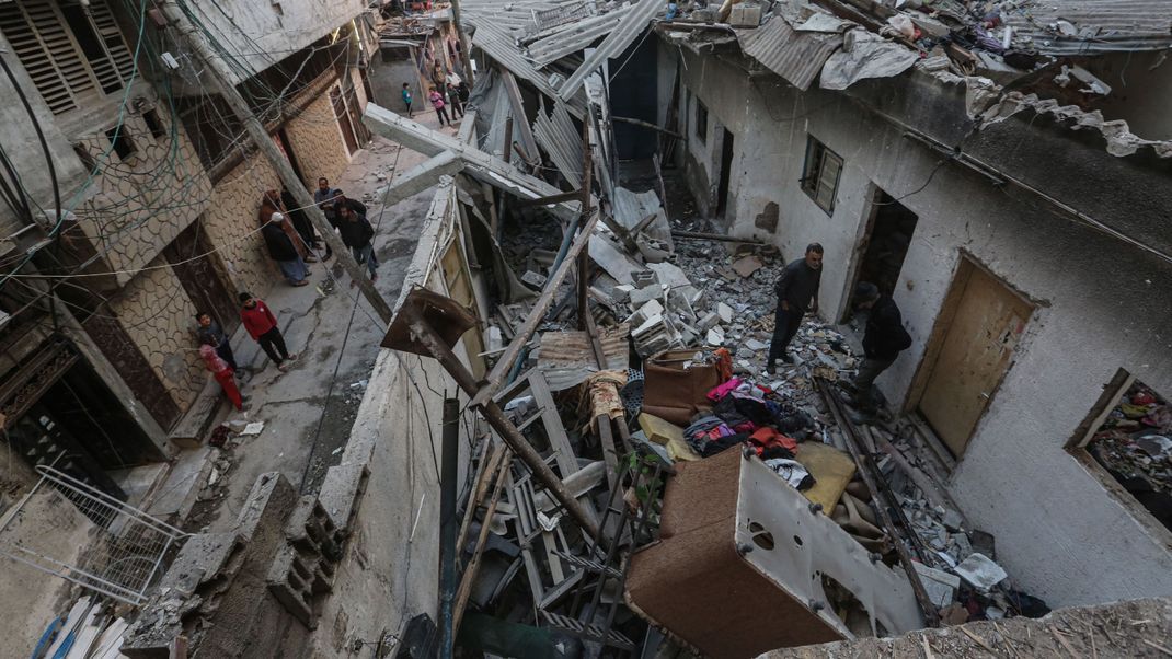 Menschen inspizieren das zerstörte Haus der Familie Abu Hajar im Flüchtlingsviertel Nuseirat im Zentrum des Gazastreifens.