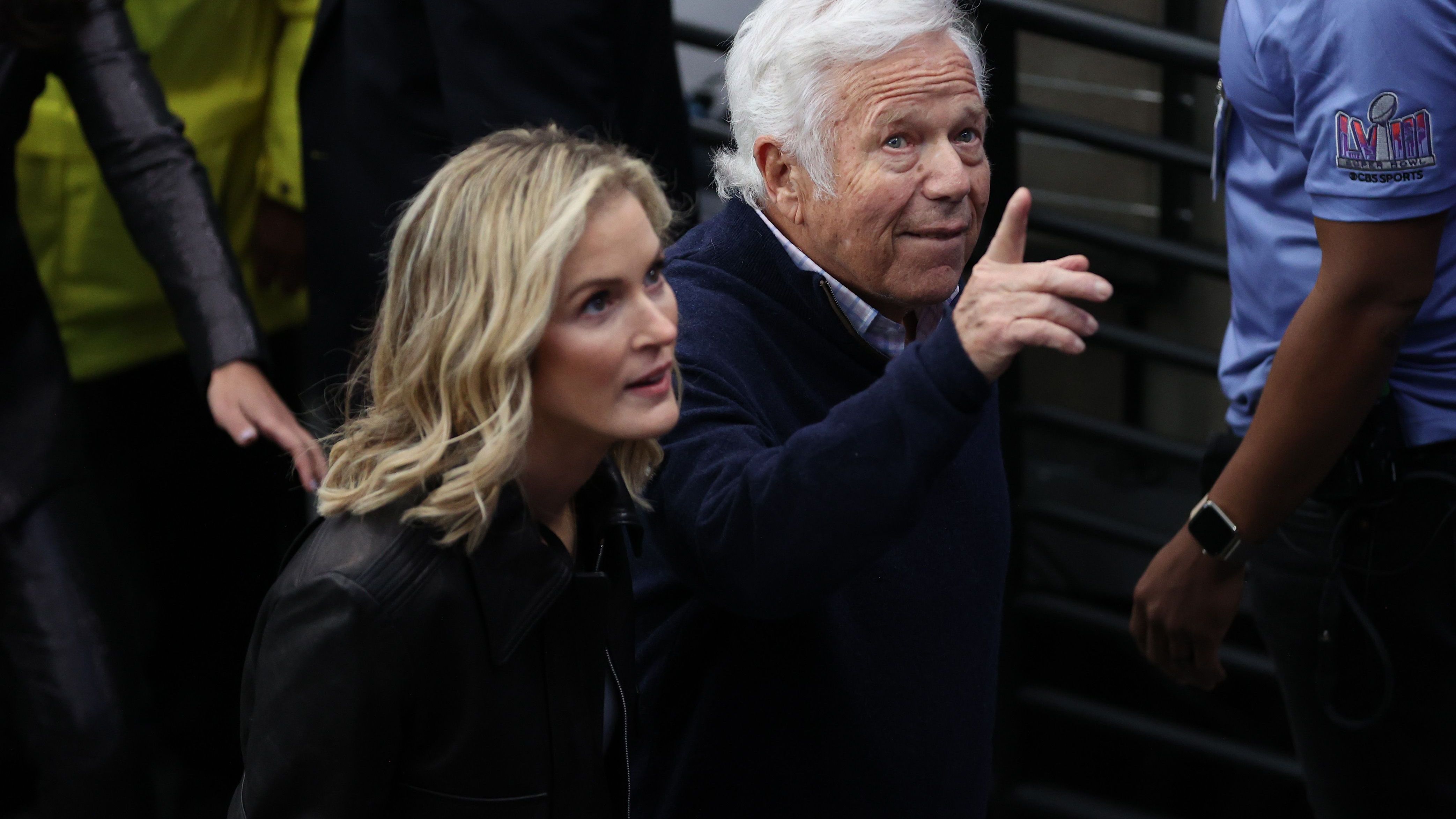 <strong>Noch mehr Milliardäre</strong><br>Hier kommt Robert Kraft, Owner der New England Patriots, im Stadion an.