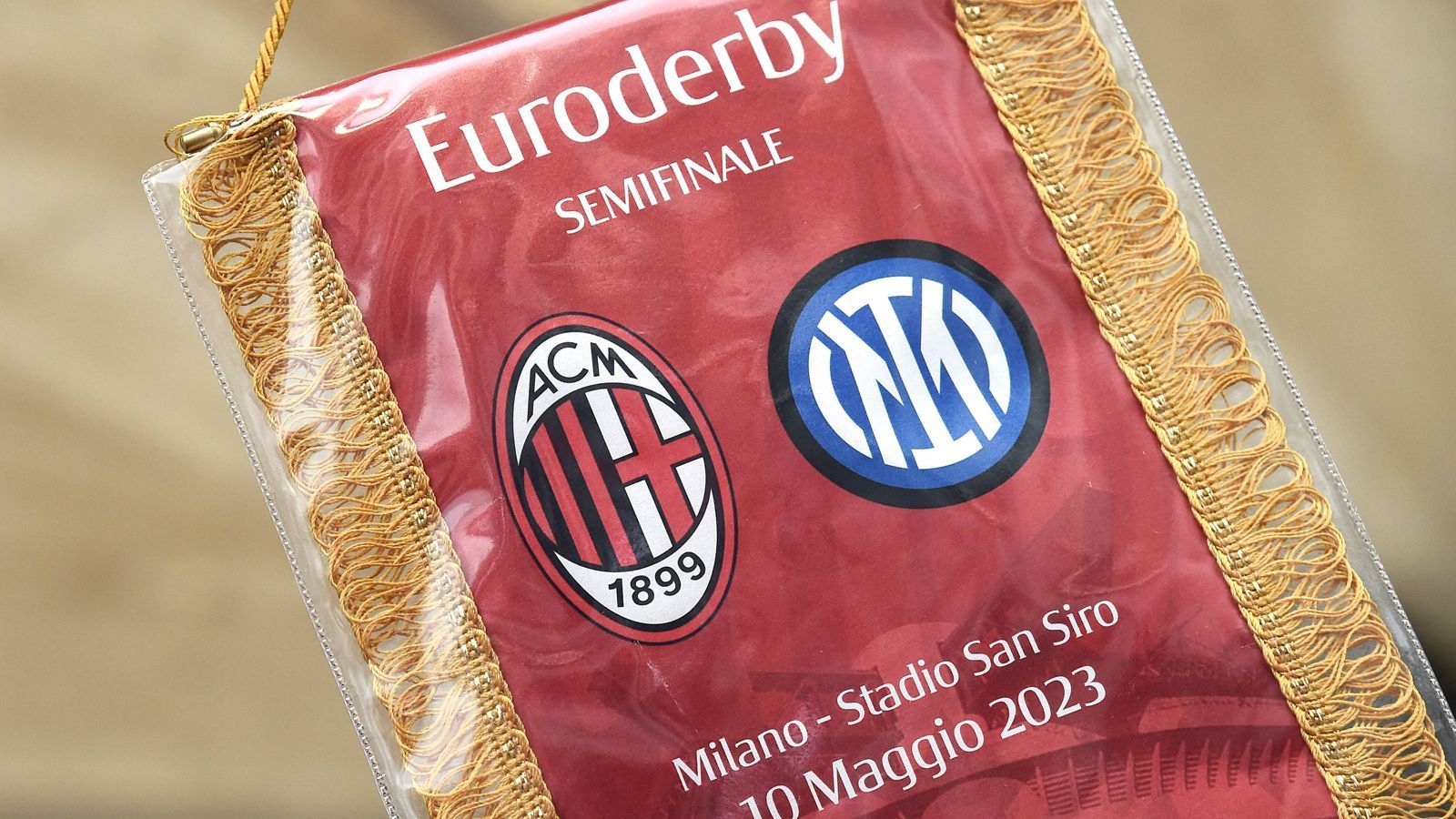 
                <strong>Stadtderby in der Champions League: AC Mailand vs. Inter Mailand</strong><br>
                Dieser Wimpel ist eine schöne Erinnerung an den Tag des "Euroderbys" in Mailand.
              