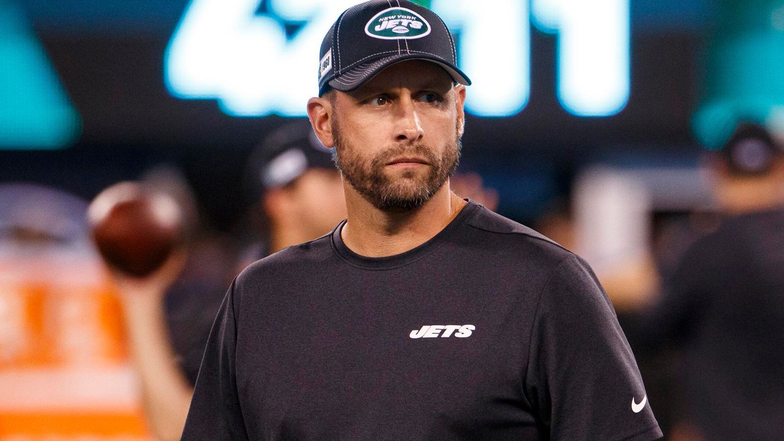 
                <strong>Adam Gase (New York Jets)</strong><br>
                Wer in der Offseason Le'Veon Bell verpflichtet, hat anderes vor. Doch die Franchise hat es geschafft, innerhalb weniger Wochen die neue Lachnummer der Liga zu werden. Bei einem Team zu verlieren, das eigentlich gar nicht gewinnen will - das muss man auch erst einmal schaffen. Adam Gase schafft es hingegen nicht, sein Team in die Spur zu bringen. Die Luft wird nach der peinlichen Pleite merklich dünner.
              