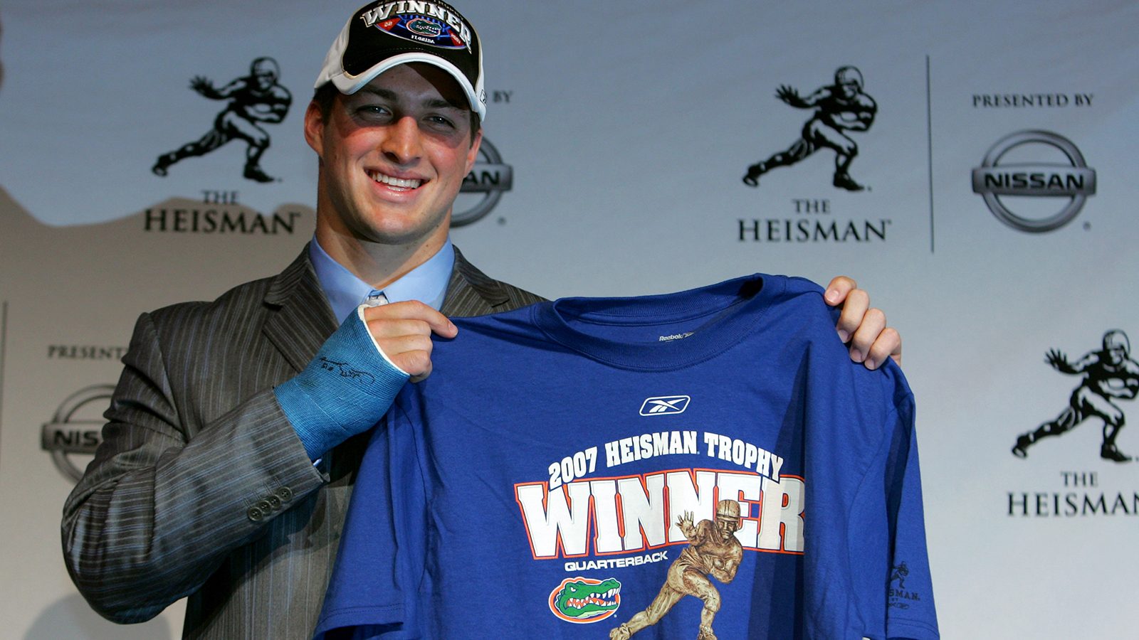 
                <strong>Heisman Trophy im College</strong><br>
                Aber zurück zum Anfang seiner Karriere. Zum College. Dort spielte Tebow von 2006 bis 2010 für die Florida Gators und konnte sich 2007 sogar die Heisman Trophy für den besten College-Football-Spieler sichern. 2008 gewann er zudem den "Manning Award" für den besten College-Quarterback. Eine Auszeichnung, die nach ihm noch Spieler wie Cam Newton, Deshaun Watson, Kyler Murray oder Joe Burrow gewinnen sollten.
              