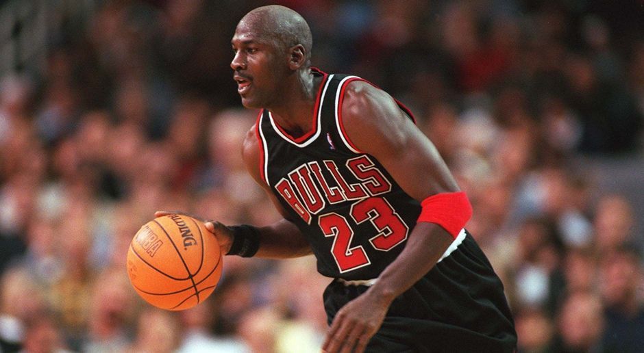 
                <strong>Platz 1: Michael Jordan</strong><br>
                Michael Jordan: 1,85 Milliarden US-Dollar
              