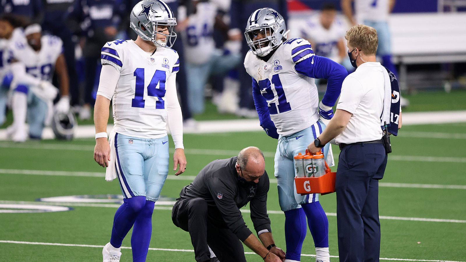 
                <strong>Verlierer: Cowboys ohne Prescott unbewaffnet </strong><br>
                Es geht dahin bei den Dallas Cowboys und der eigentliche Starting-Quarterback Dak Prescott (fällt bis Saisonende verletzt aus) kann nur zusehen. Vertreter Andy Dalton konnte nicht überzeugen, brachte zwar 34 Pässe für 266 Yards an den Mann, konnte damit aber nur einen Touchdown kreieren und warf zusätzlich zwei Interceptions. Die 10:38-Niederlage gegen die Arizona Cardinals ist folglich die vierte Schlappe der Saison und gibt eine deutliche Richtung vor. Besserung ist nicht in Sicht.
              