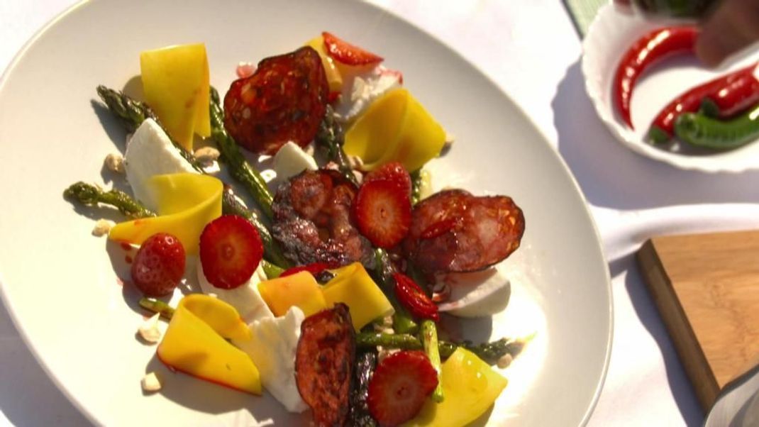 Frischer grüner Spargel, Erdbeeren und spanische Chorizo - perfekt für sommerliche Grillparties.