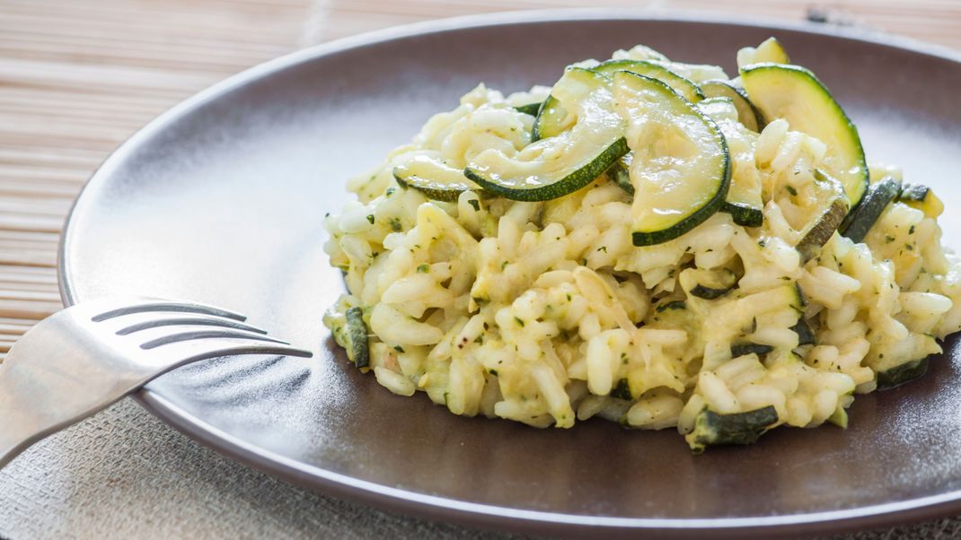Das Zucchini-Risotto ist einfach zubereitet und eignet sich perfekt für laue Abende im Garten.