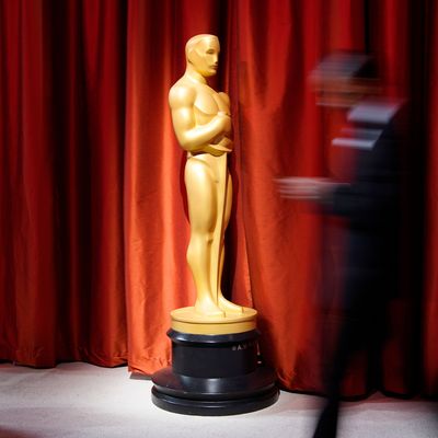 Ein Blick auf eine Oscars-Statue bei der Oscar-Verleihung im Dolby Theatre in Los Angeles.