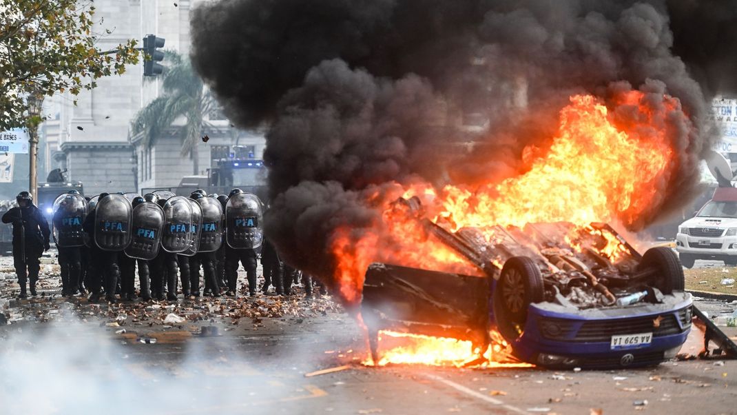 Gegen ein Reformpaket des argentinischen Präsidenten Milei regt sich massiver Widerstand. In Buenos Aires kam es zu heftigen Auseinandersetzungen mit der Polizei.