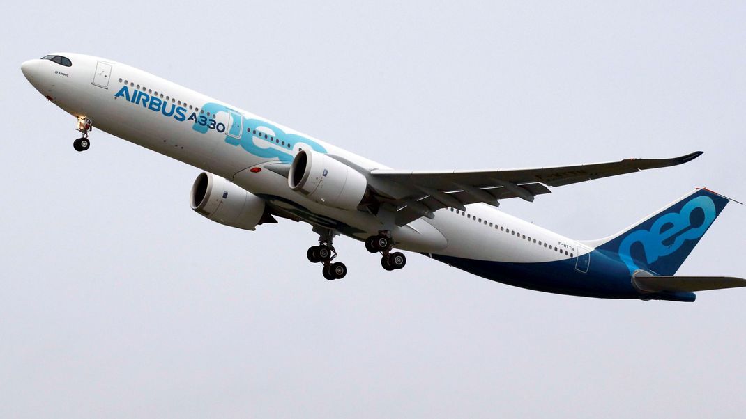Ein Airbus A330 neo wie dieser verlor am Sonntag (26. März) eine Platte hinter einem der beiden Triebwerke.&nbsp;