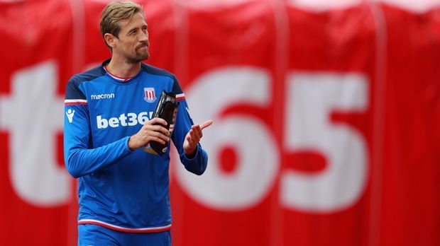 
                <strong>Peter Crouch (Stoke City - Alter beim letzten Liga-Einsatz: 36 Jahre, 7 Monate 24 Tage)</strong><br>
                Während Aduriz mit 36 Jahren in Bilbao noch zum Stammpersonal gehört, ist Peter Crouch bei Stoke aktuell nur als Joker gefragt. Als solcher kommt er immerhin noch regelmäßig zu Kurzeinsätzen für den Premier-League-Klub und hat auch schon ein Saisontor erzielt. Zuletzt musste der 2,01-Meter-Hüne zumeist dem früheren Schalker Eric Maxim Choupo-Moting den Vortritt im Sturmzentrum lassen.
              