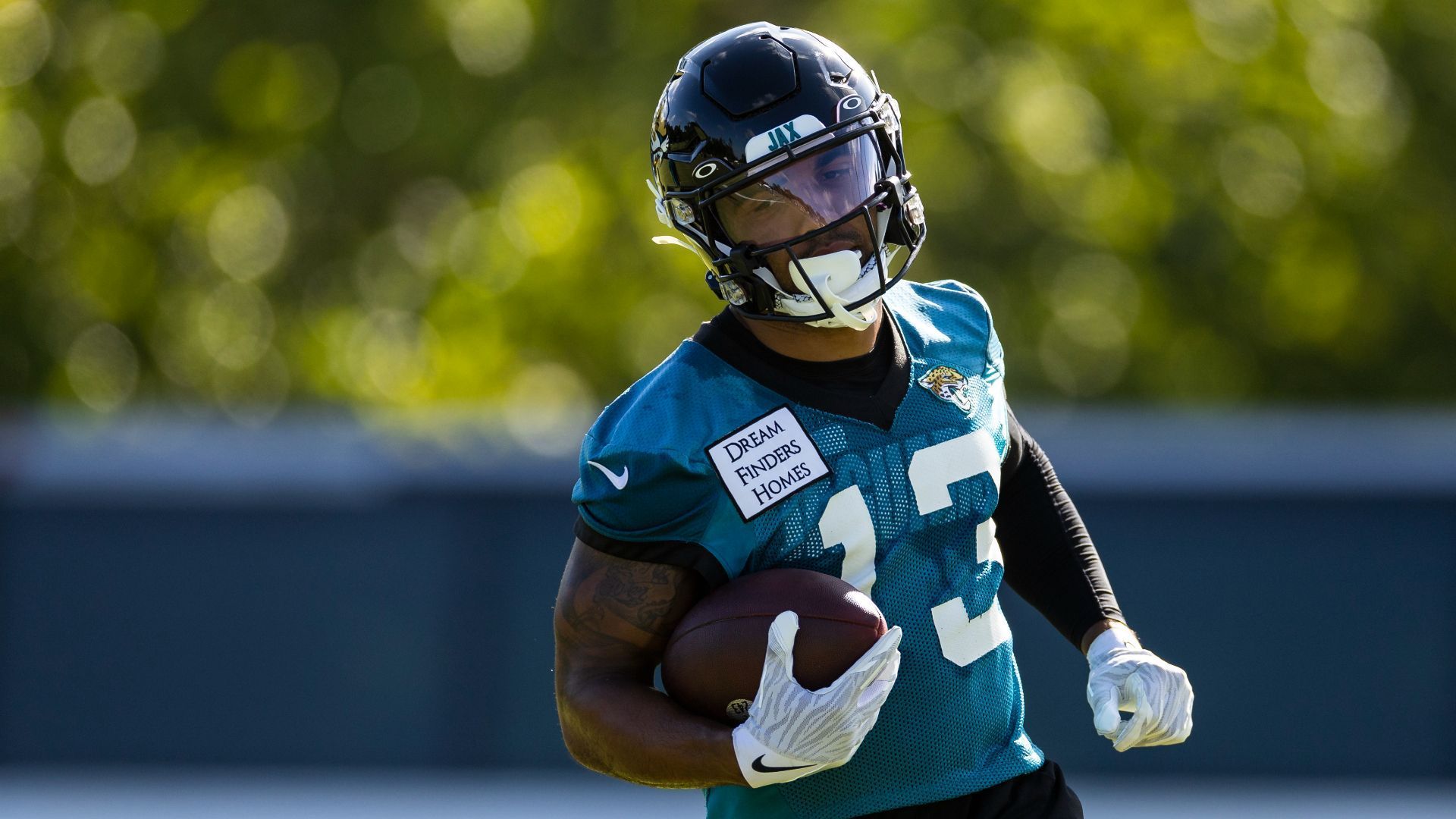 
                <strong>Platz 5: Christian Kirk (Jacksonville Jaguars)</strong><br>
                Christian Kirk wechselte schon im März als Free Agent nach Florida. Der Zweitrunden-Pick des Draft 2018 erzielte in seinen ersten drei Jahren in der NFL durchschnittlich 640 Receiving Yards, bevor er 2021 mit 982 Receiving Yards bei 77 Catches den endgültigen Durchbruch schaffte. Den Jacksonville Jaguars waren diese Statistiken 84 Millionen Dollar für die kommenden vier Jahre wert.
              