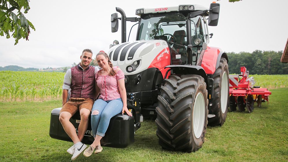 Melanie und Lukas kommen sich beim Traktor-Fotoshooting bereits ein wenig näher. Gegenseitige Sympathie dürfte also vorhanden sein.