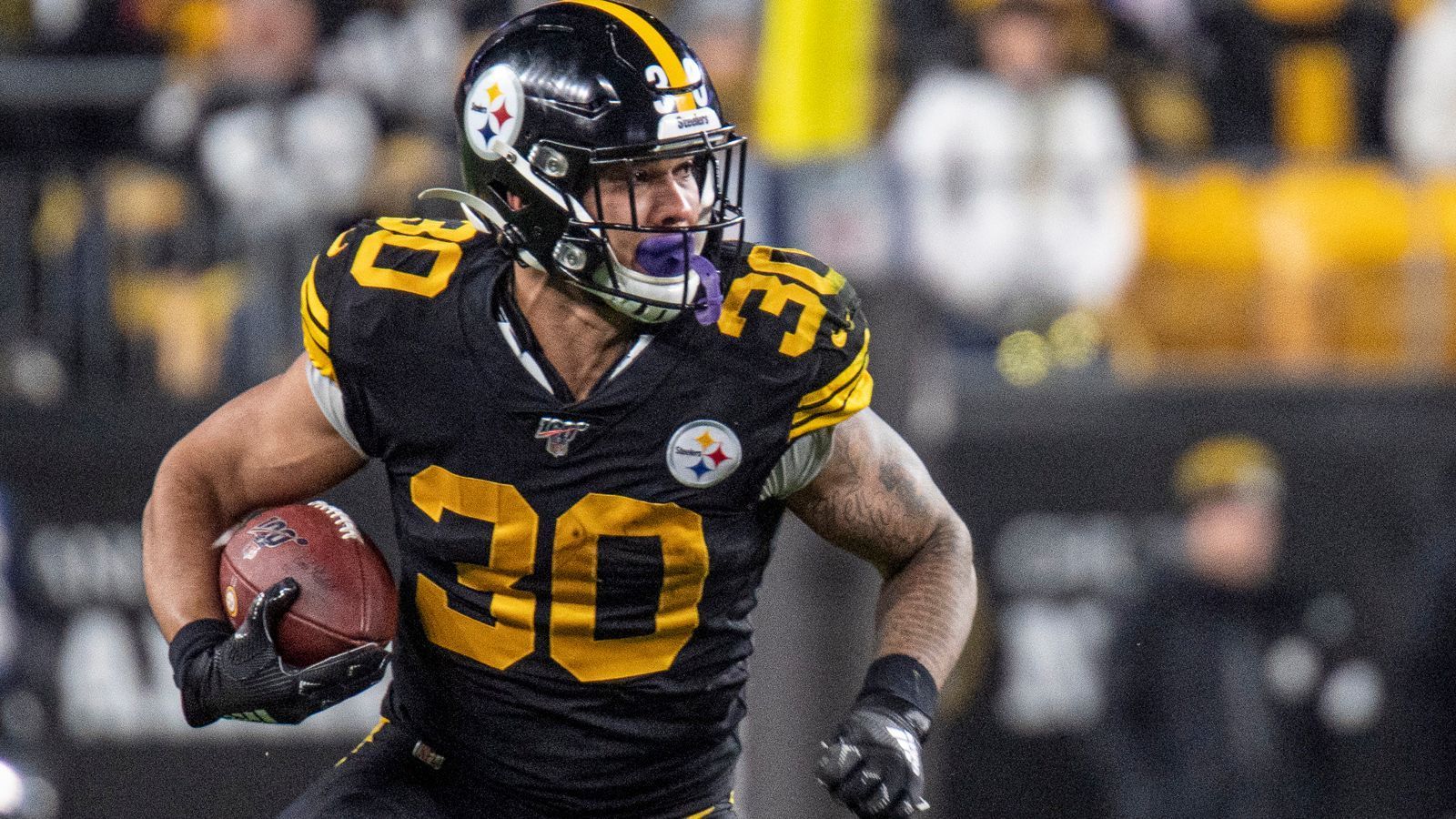 
                <strong>James Conner (Pittsburgh Steelers)</strong><br>
                James Conner erlebte in der Saison 2018 seinen großen Durchbruch, als er den streikenden LeVeon Bell erstklassig vertrat. Die Spielzeit 2019 verlief weniger erfolgreich, weil Conner verletzungsbedingt sechs Spiele verpasste. Kommende Saison ist er mit einem Gehalt von 825.000 Dollar ein Schnäppchen. Wie es danach weitergeht, ist ungewiss. Klar ist: Nur eine starke Saison 2020 kann ihm einen Zahltag bringen.
              