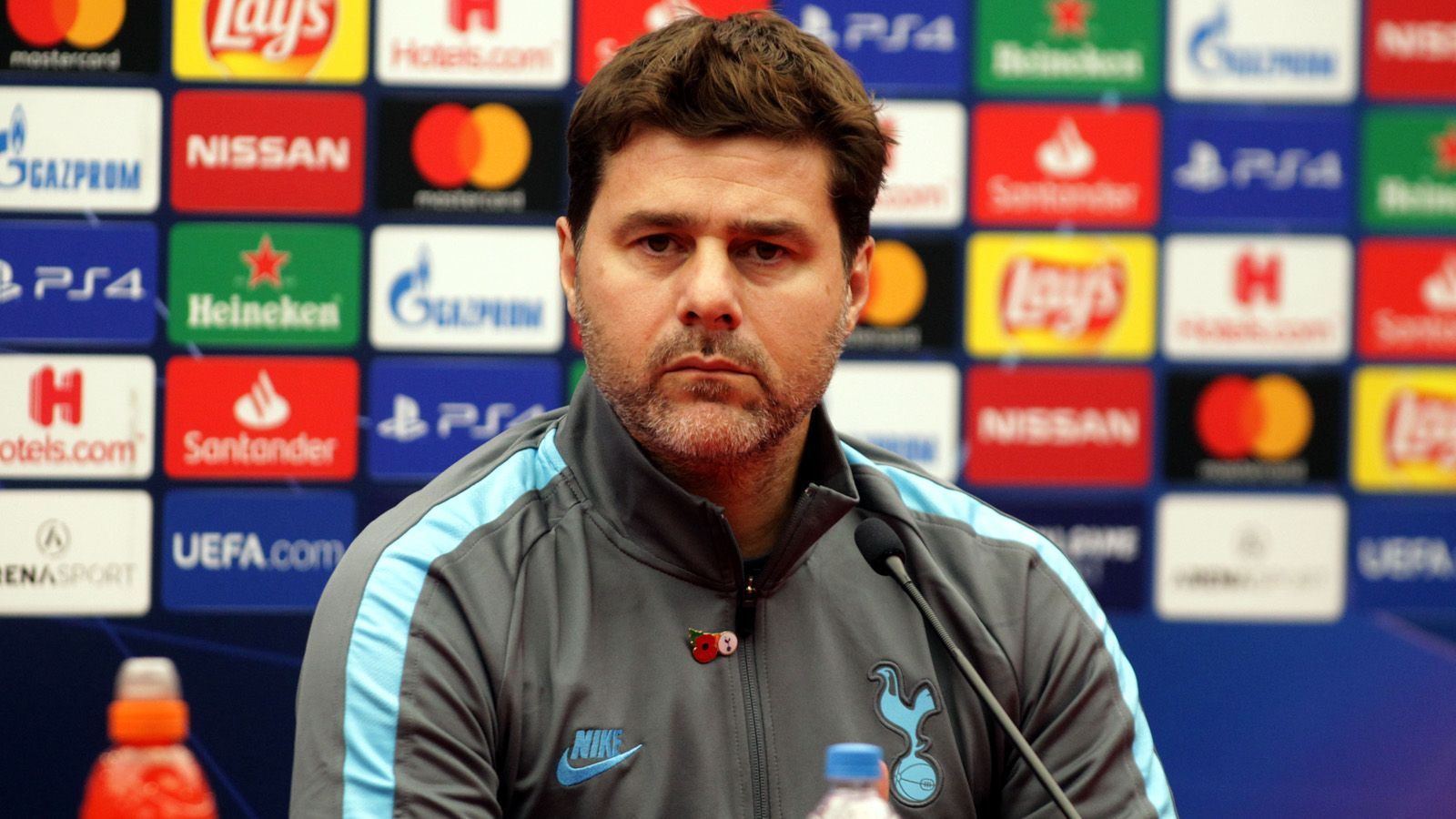 
                <strong>Mauricio Pochettino</strong><br>
                Im Halbfinale der Champions League 2018 war er noch der strahlende Sieger, nun steht er ohne Job da. Durch die Entlassung von Mauricio Pochettino am Ende der Länderspielpause scheint der kuriose Ajax-Fluch der Vorsaison perfekt. Mit den Tottenham Hotspur war es ihm gelungen, die Powertruppe von Ajax Amsterdam zu stoppen. Durch ein 3:2 in letzter Minute waren die Londoner ins Finale eingezogen.
              