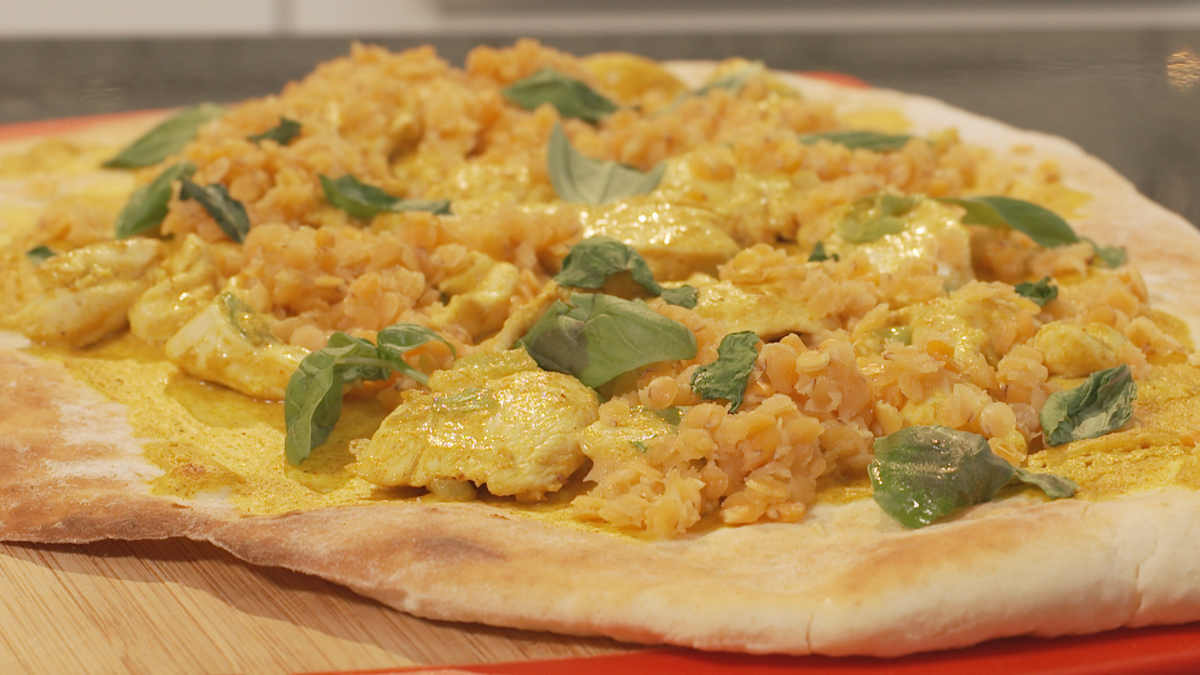 Flammkuchen mit roten linsen und Curryhuhn